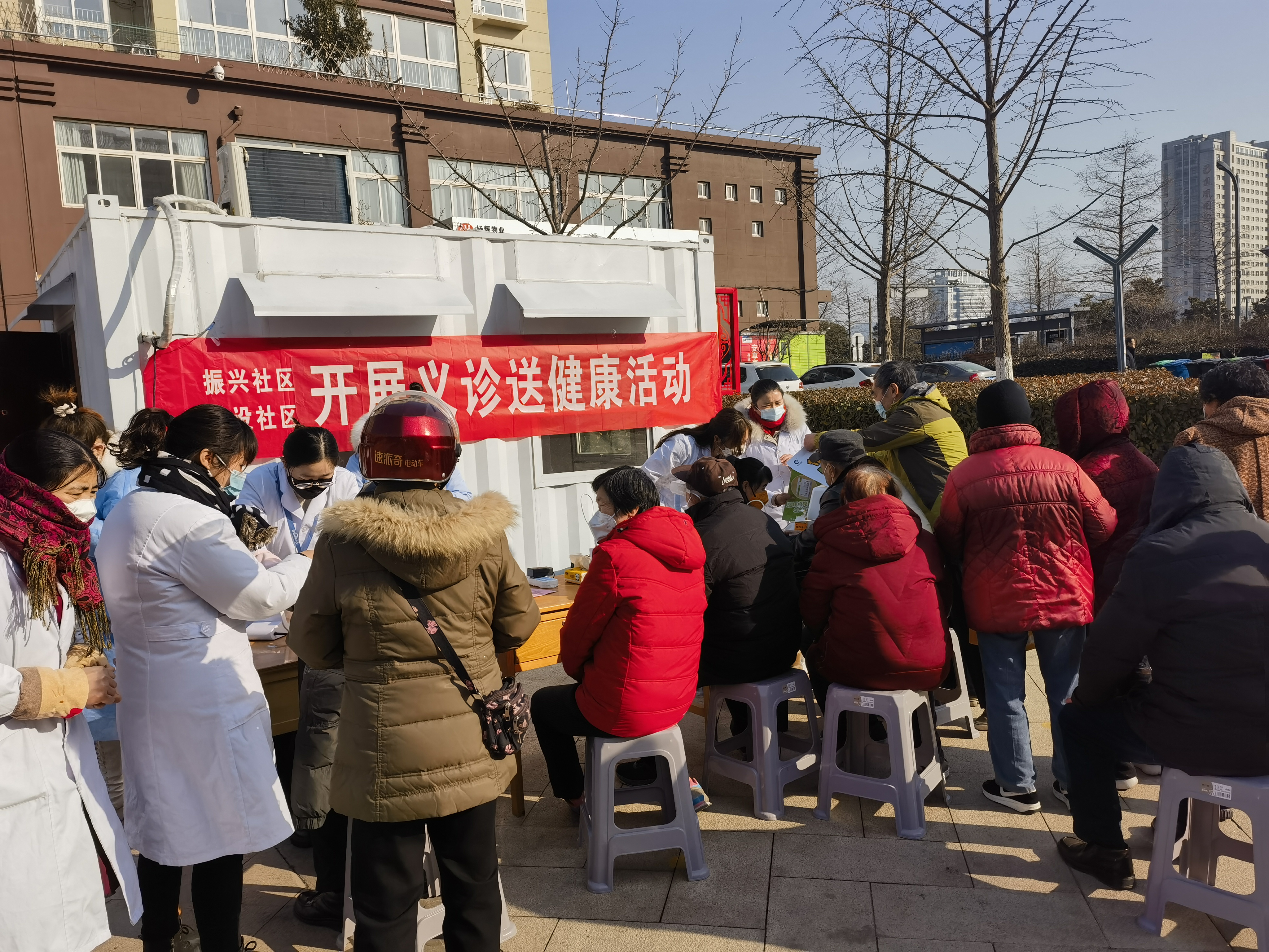 新东街道：振兴社区科协、建设社区科协开展义诊送健康活动 (1).jpg