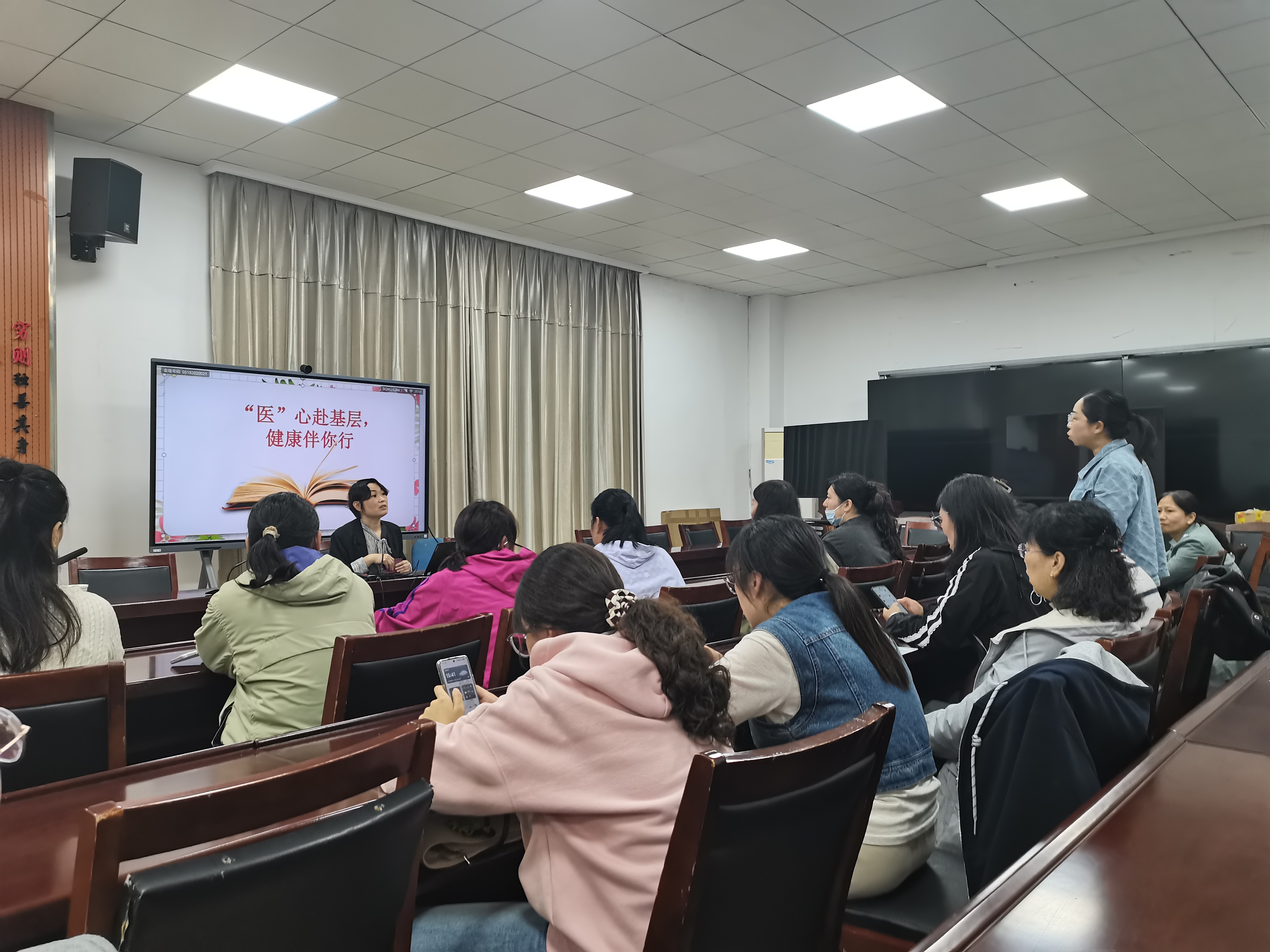 “医”心赴基层，健康伴你行——市妇幼保健院联合新东街道、兴隆社区科协开展关爱女性科普活动 -.jpg