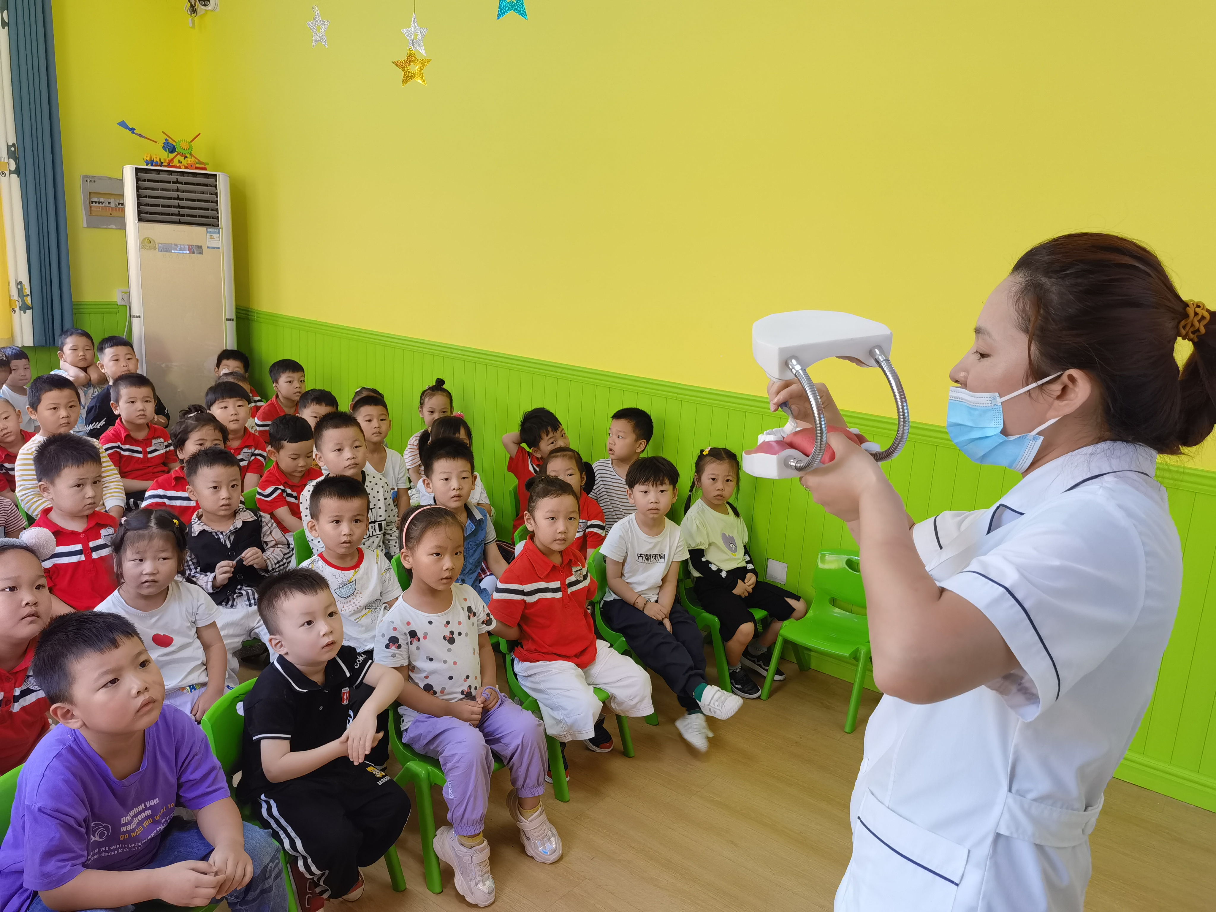 艺北社区科协开展“爱牙护牙 从小做起”科普宣传活动 (2).jpg