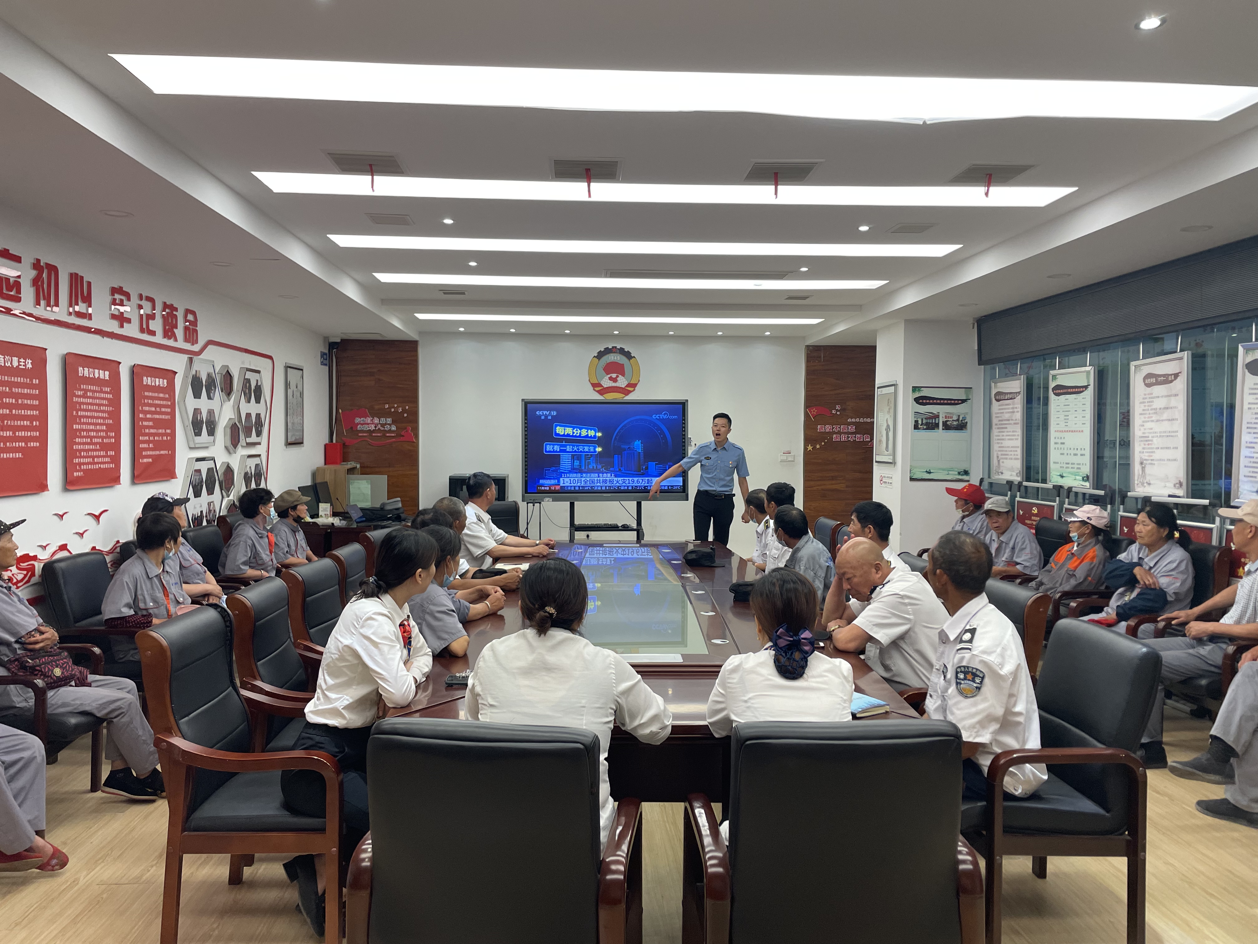 新东街道 ：外仓社区科协组织驻地单位、小区物业开展消防安全知识讲座 (1).jpg