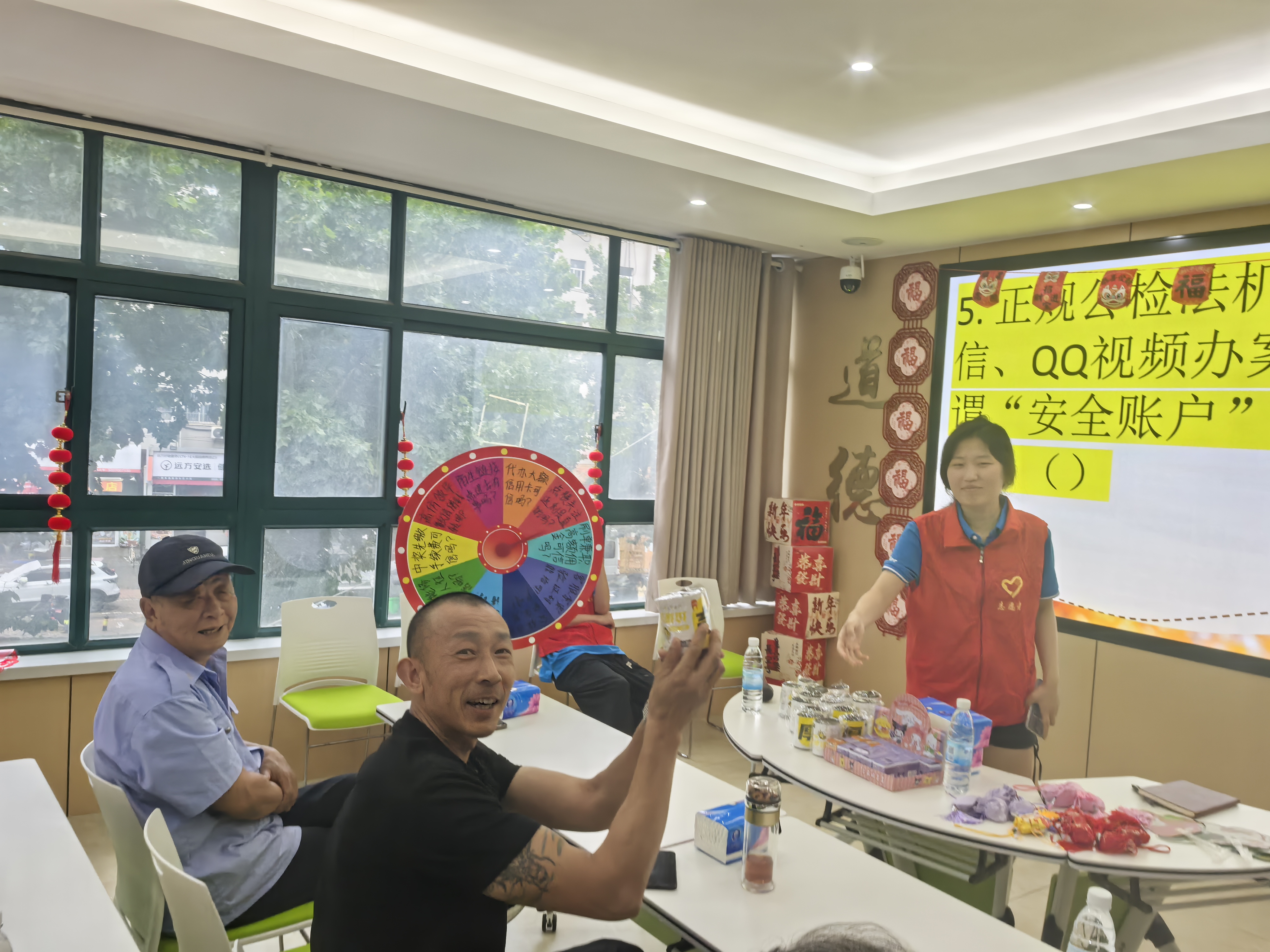 反诈伴夕阳 平安护长者——同兴社区科协开展老年防诈骗科普宣传活动2.jpg