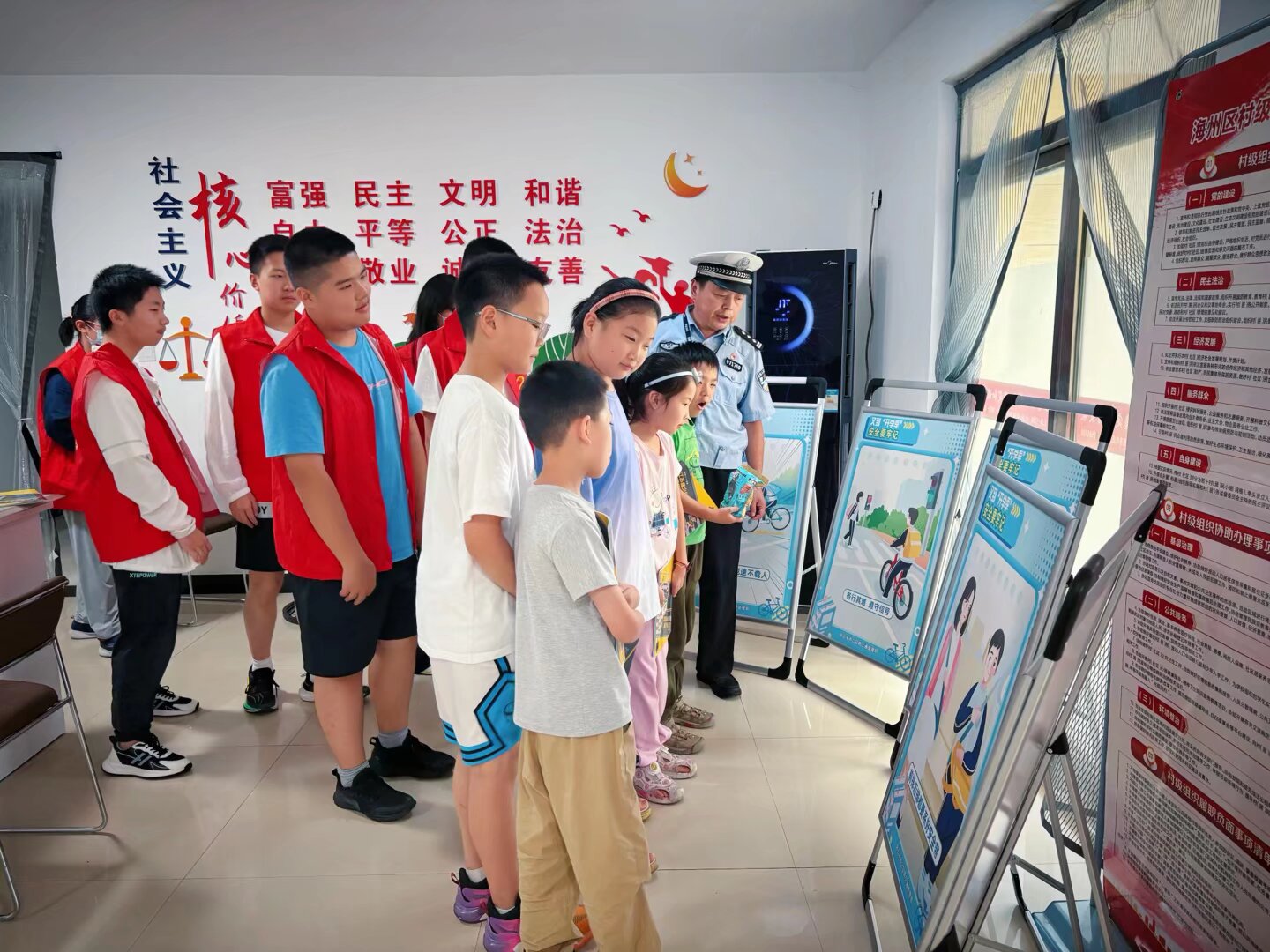 新东街道振兴社区交通安全知识2.jpeg