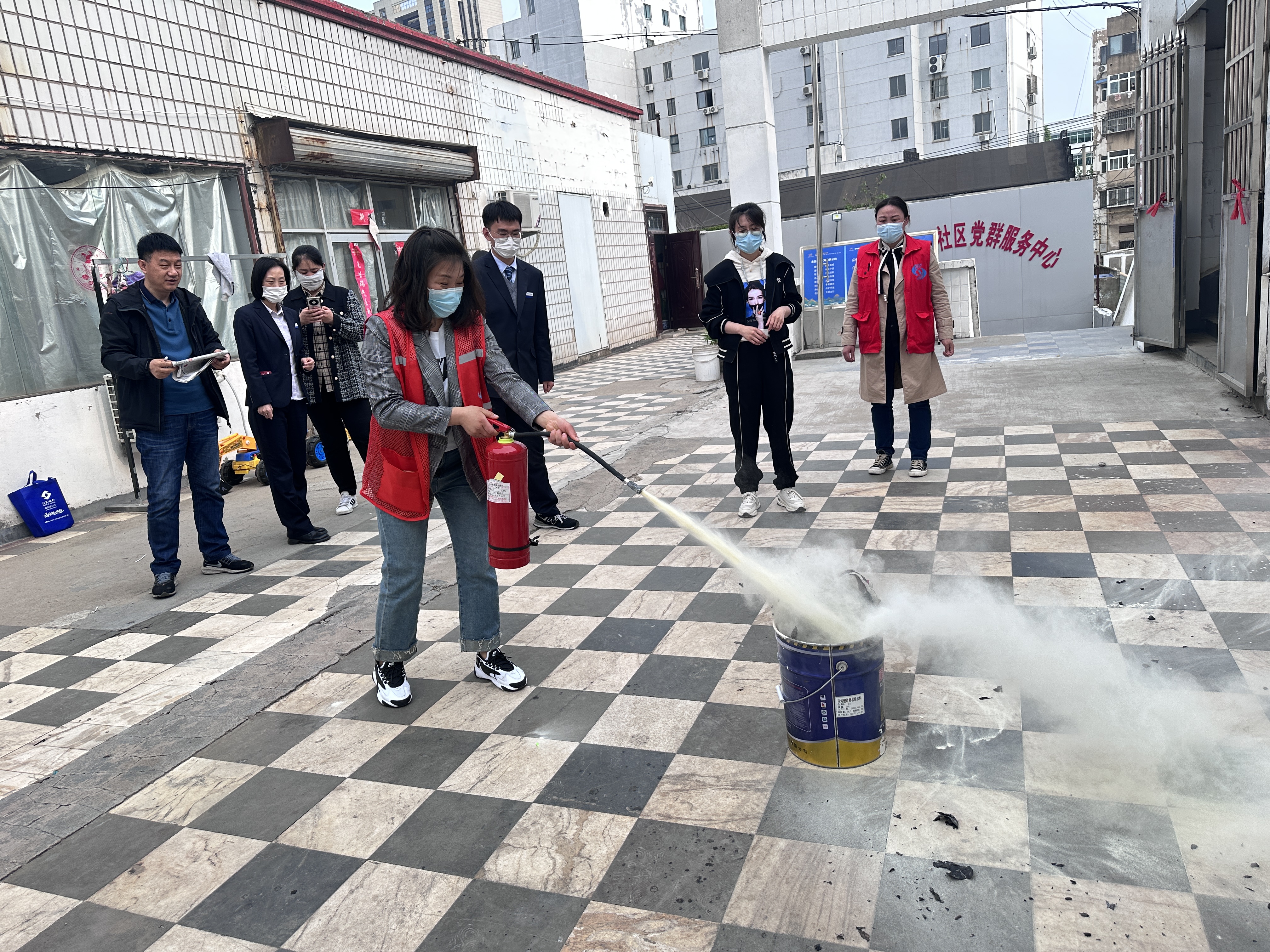 扁担河社区联合江苏银行开展“五一节前消防演练”活动图2.jpg