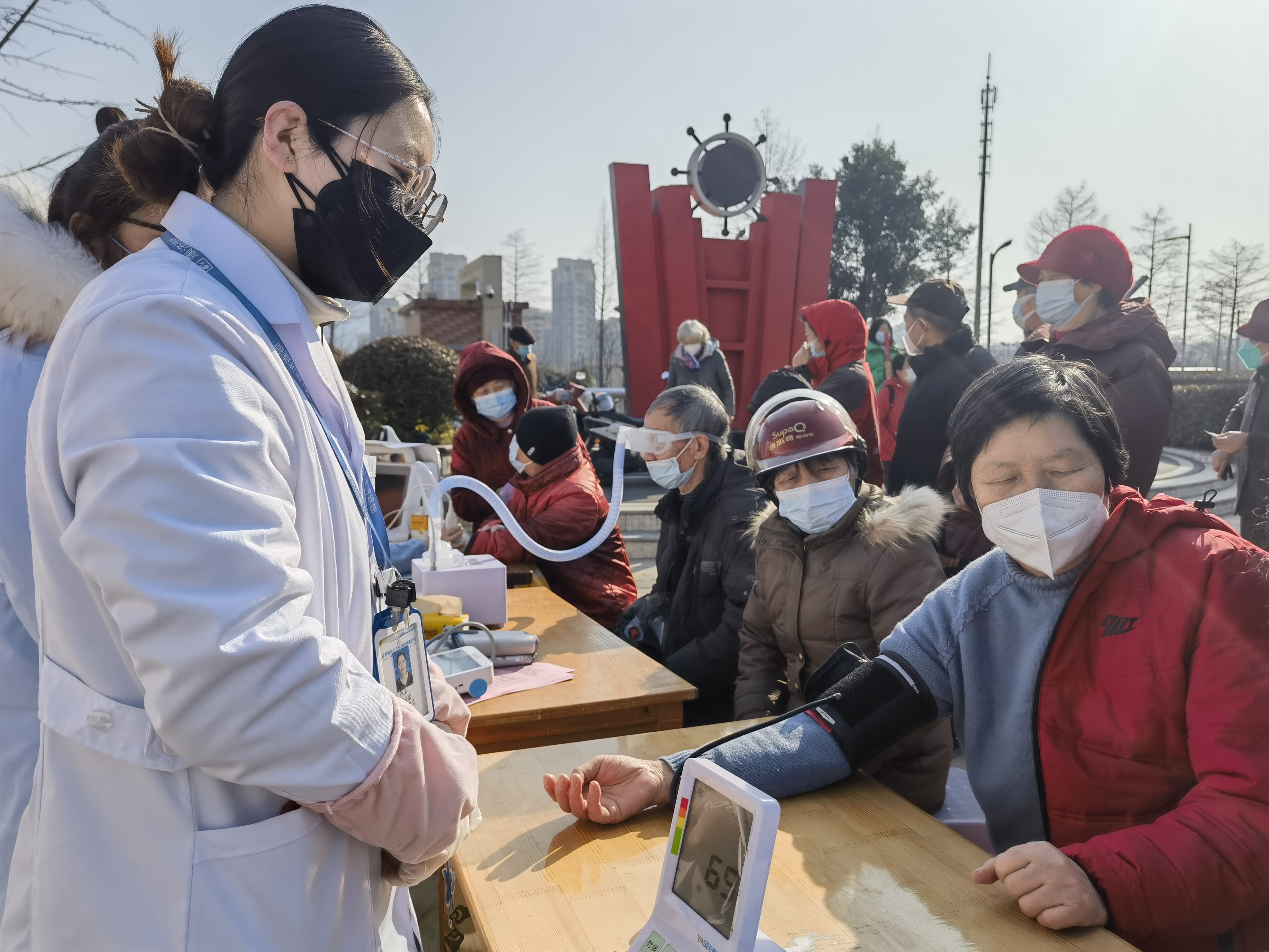 新东街道：振兴社区科协、建设社区科协开展义诊送健康活动 (2).jpg