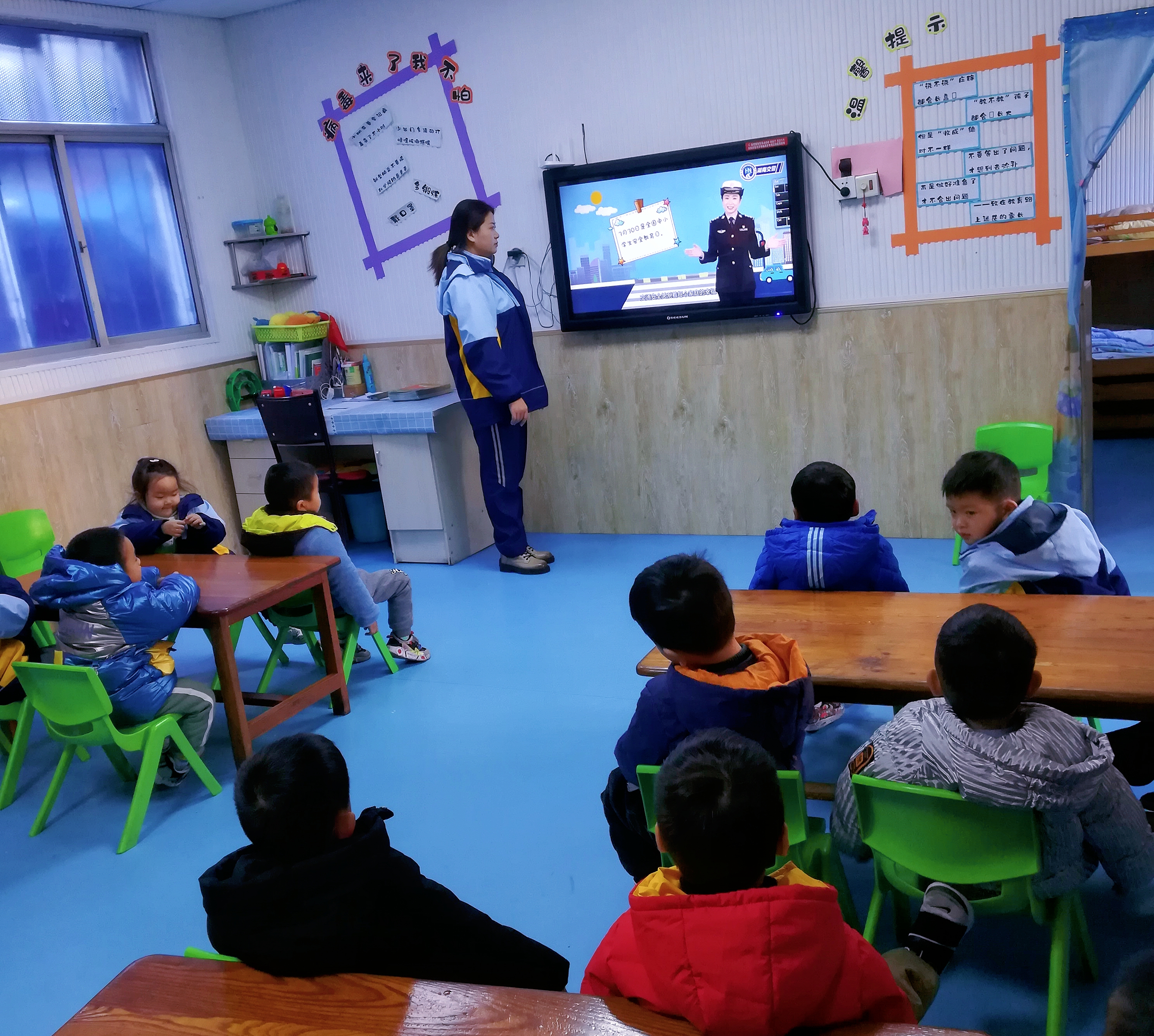 龙尾社区携手辖区幼儿园开展“12.2”交通安全日教育活动 (2).jpg