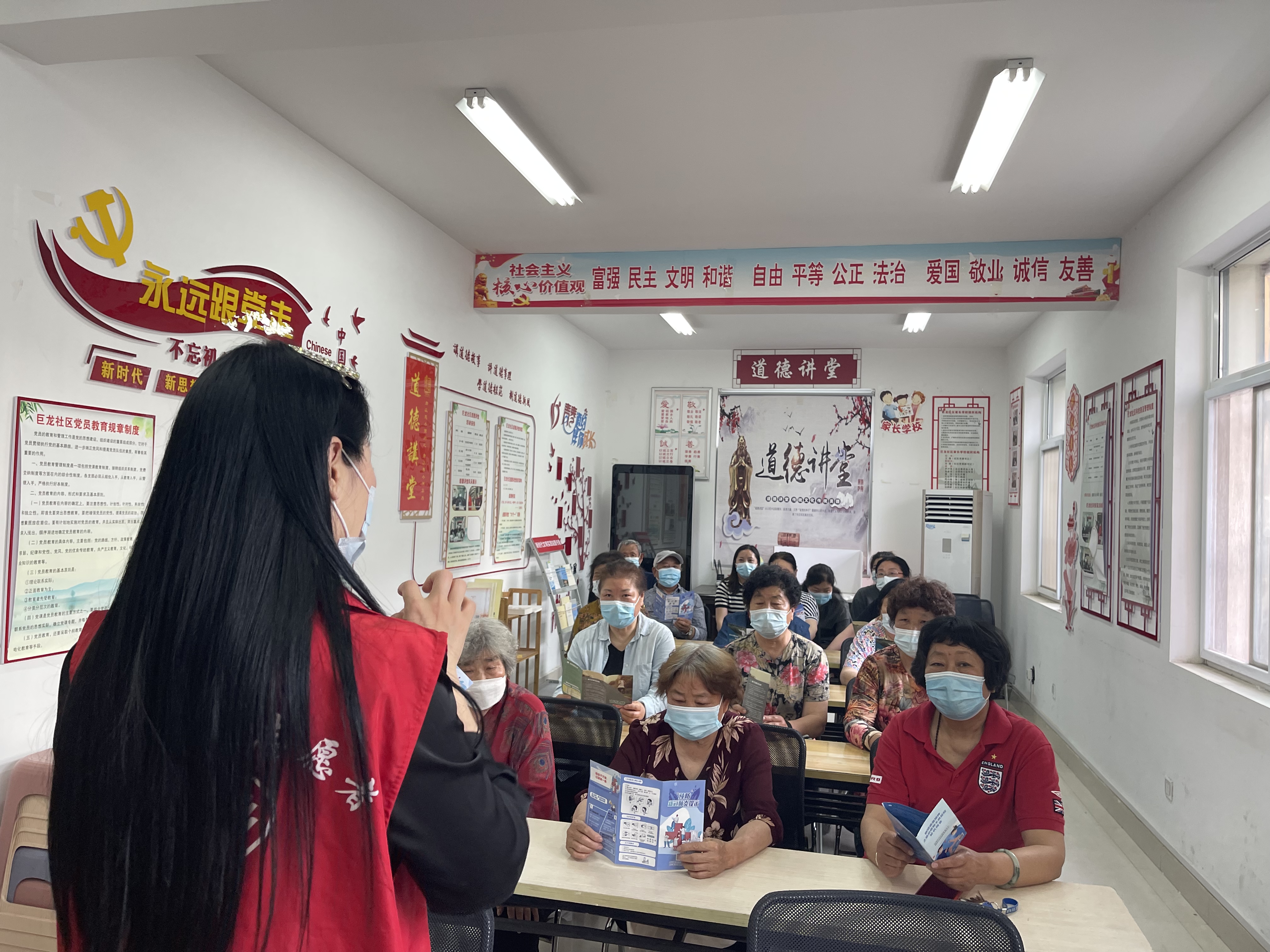 巨龙社区新时代文明实践站开展新冠肺炎日常防护科普知识宣传活动 (1).jpg