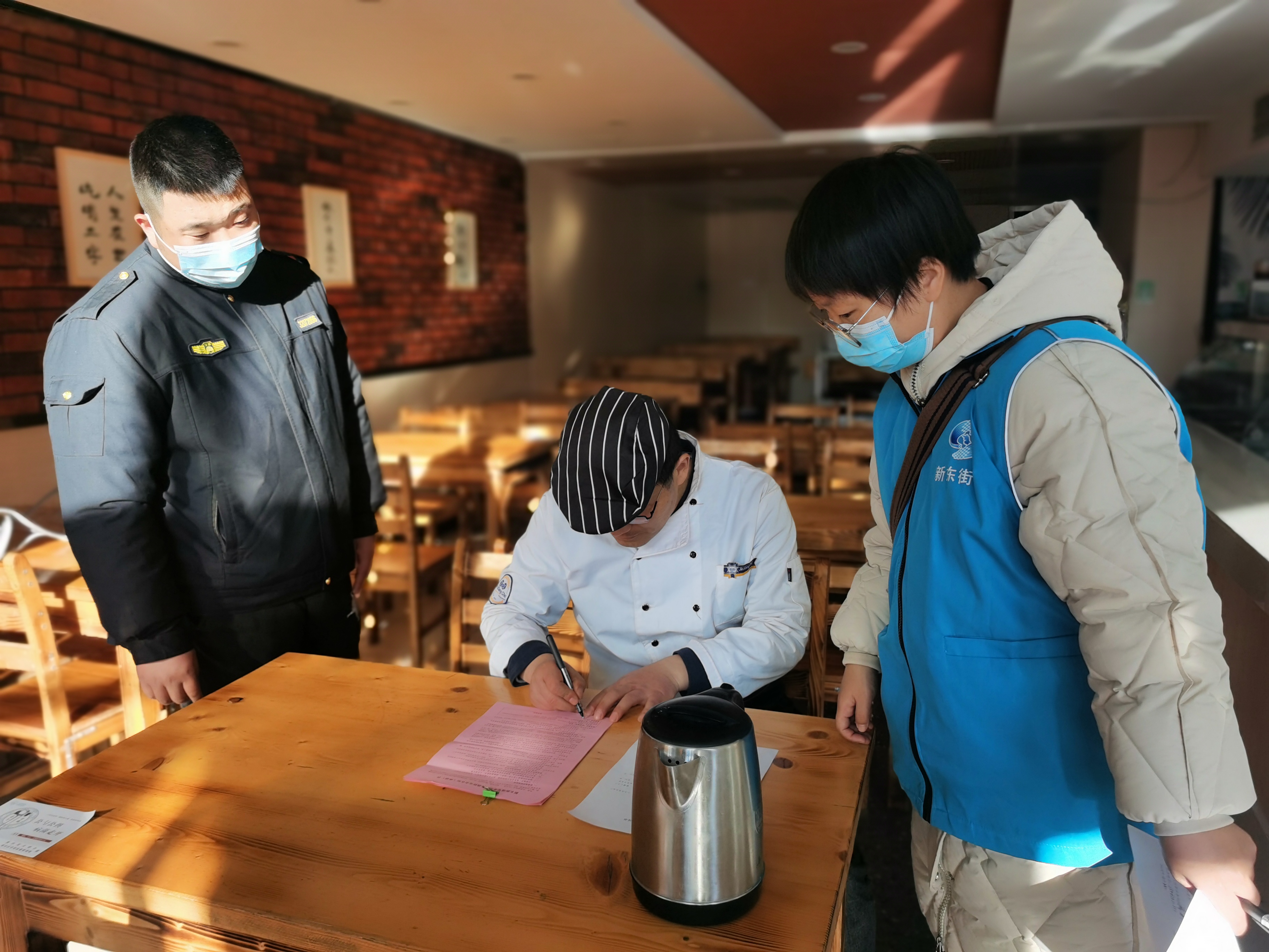 新东街道龙尾社区开展燃气报警器安装排查工作 (1).jpg