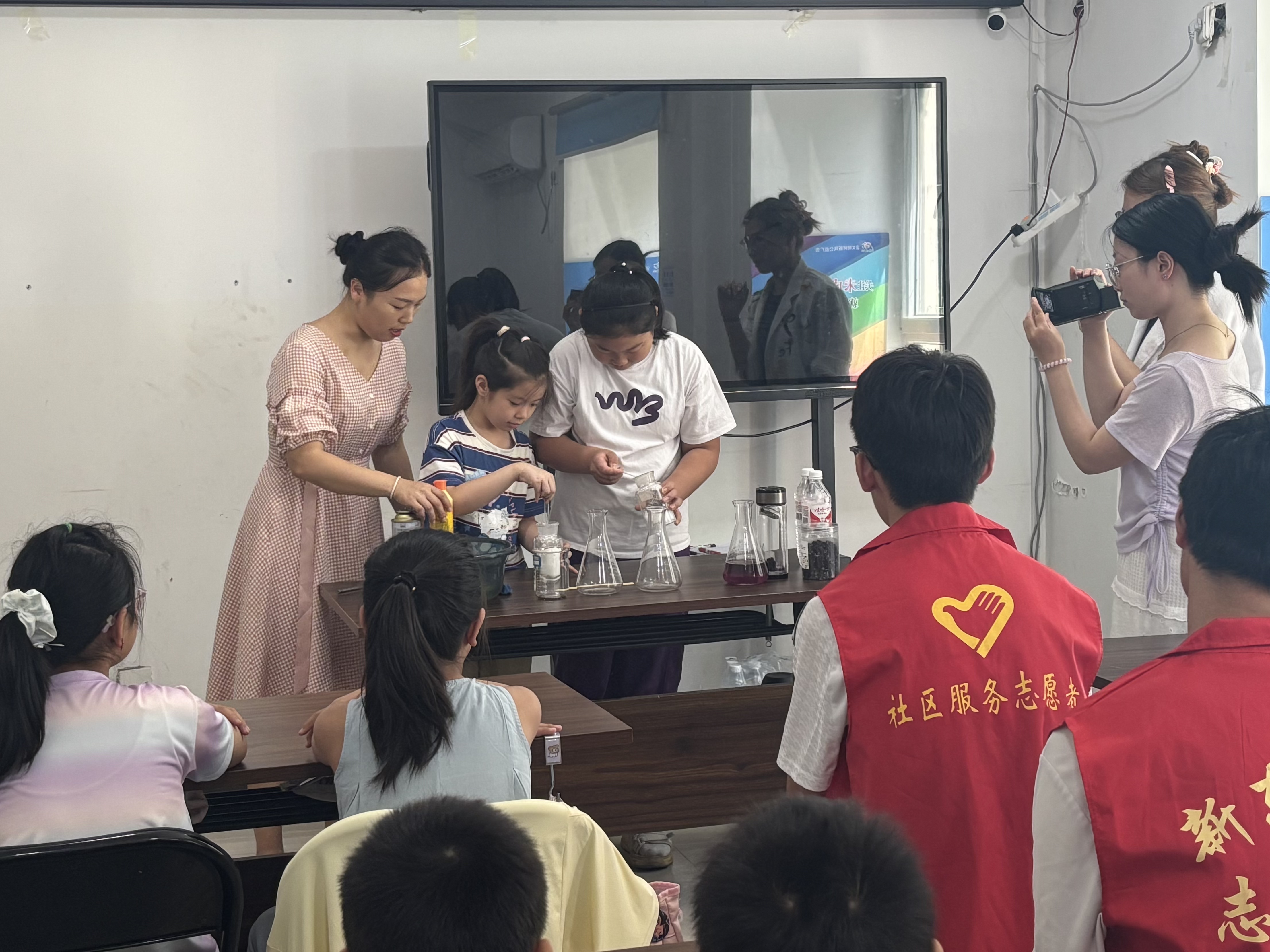 新东街道振兴社区：科普实验点亮科学梦.jpg