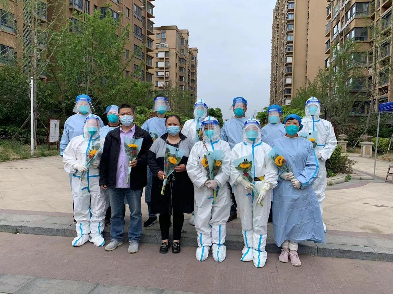 凤梧社区科协开展“鲜花送天使 情暖护士节”科普志愿服务活动.png