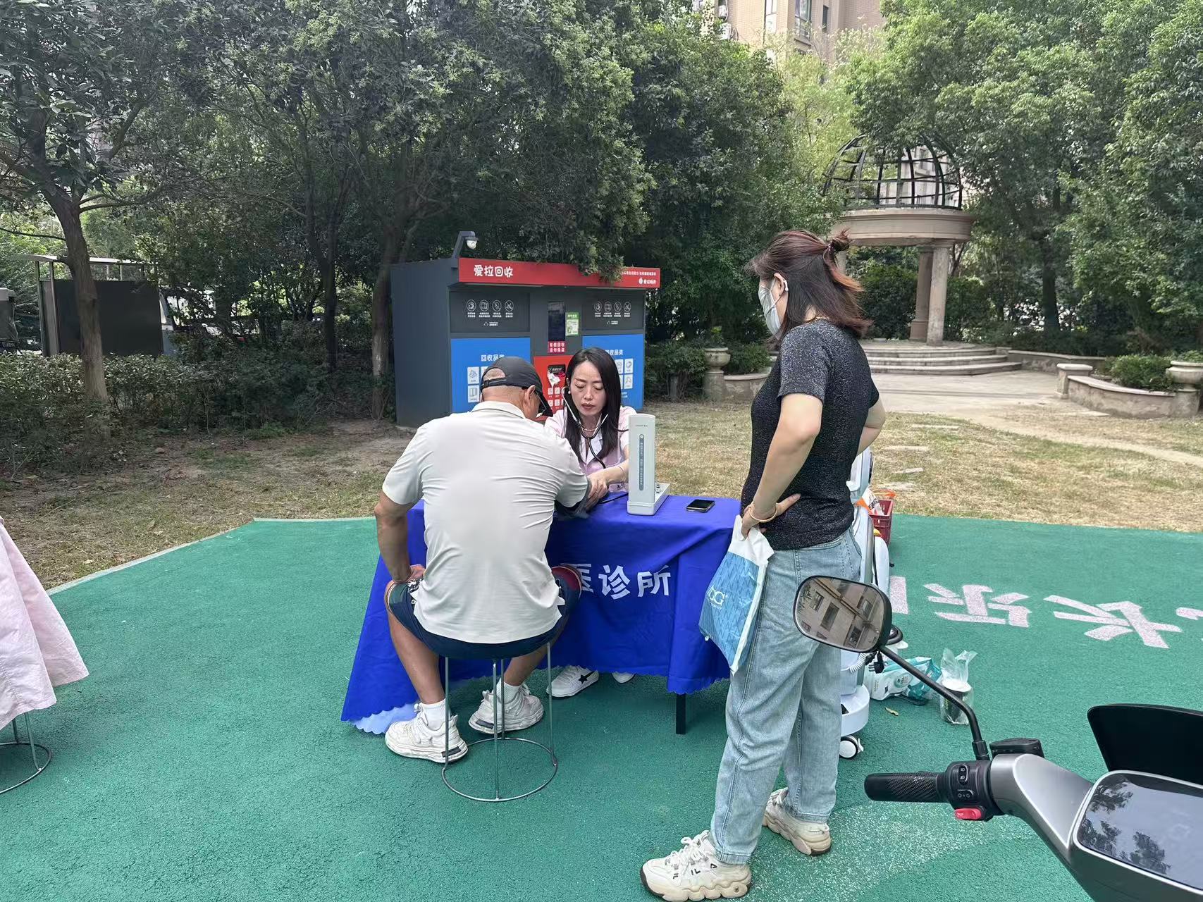 外仓社区联合广积德中医馆开展中医药公益服务活动 (1).jpg