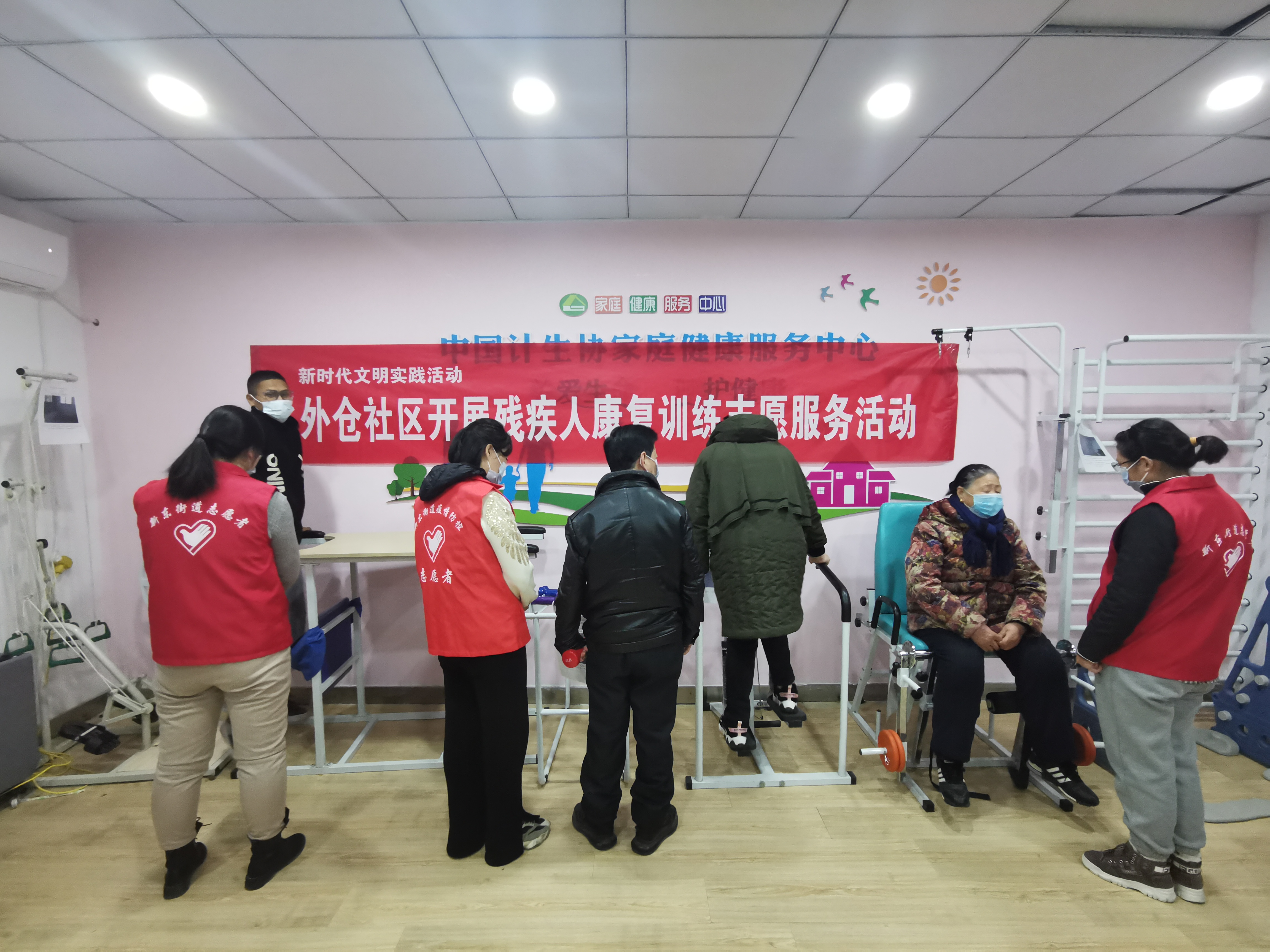 新东街道：外仓社区科协开展残疾人康复训练志愿服务 (1).jpg
