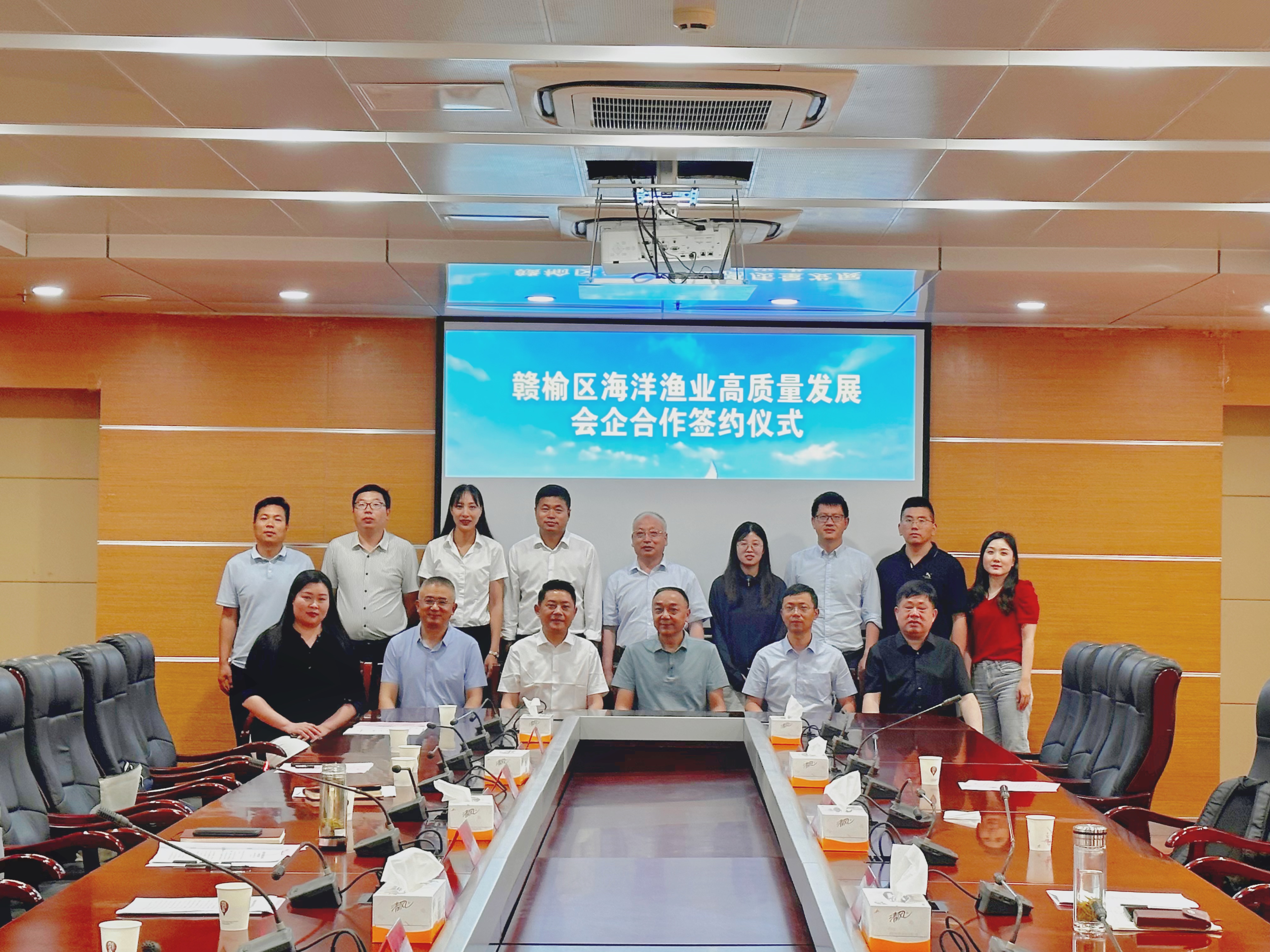 4 2023.6.12 举办赣榆区海洋渔业高质量发展会企对接座谈沙龙 签约仪式合影.jpg