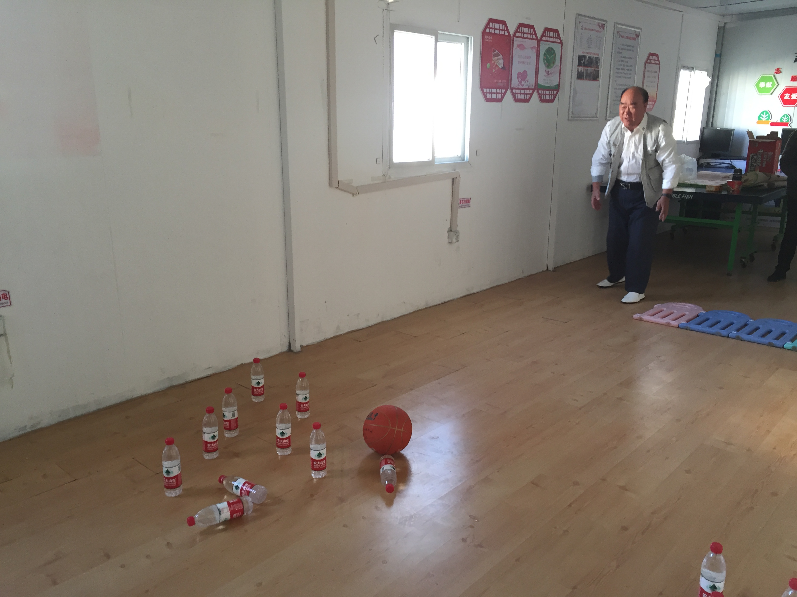 扁担河社区开展“爱在深秋 情暖重阳”主题活动 (1).JPG