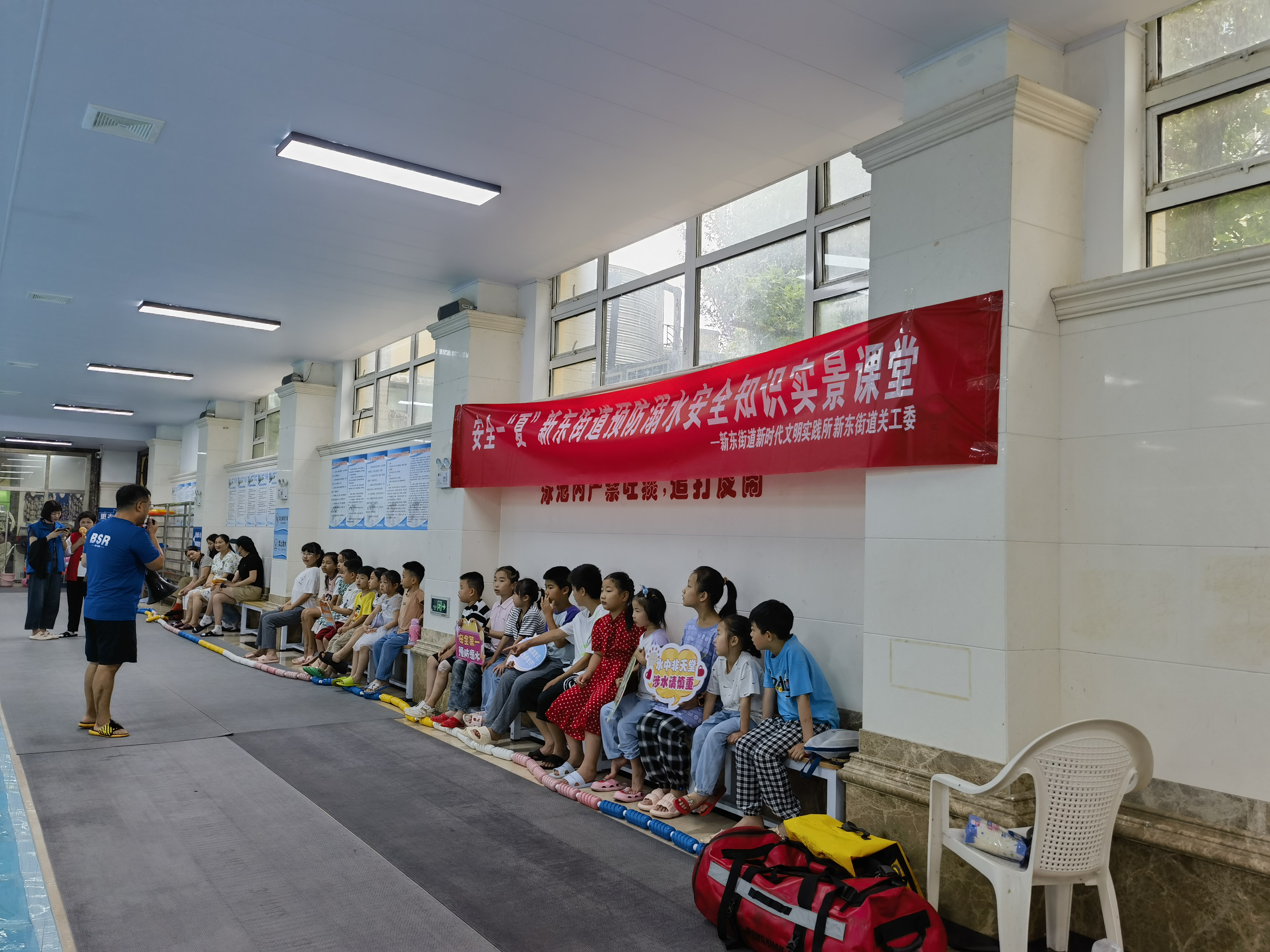 新东街道：振兴社区科协开展安全一“夏”预防溺水安全知识实景课堂 (1).jpg