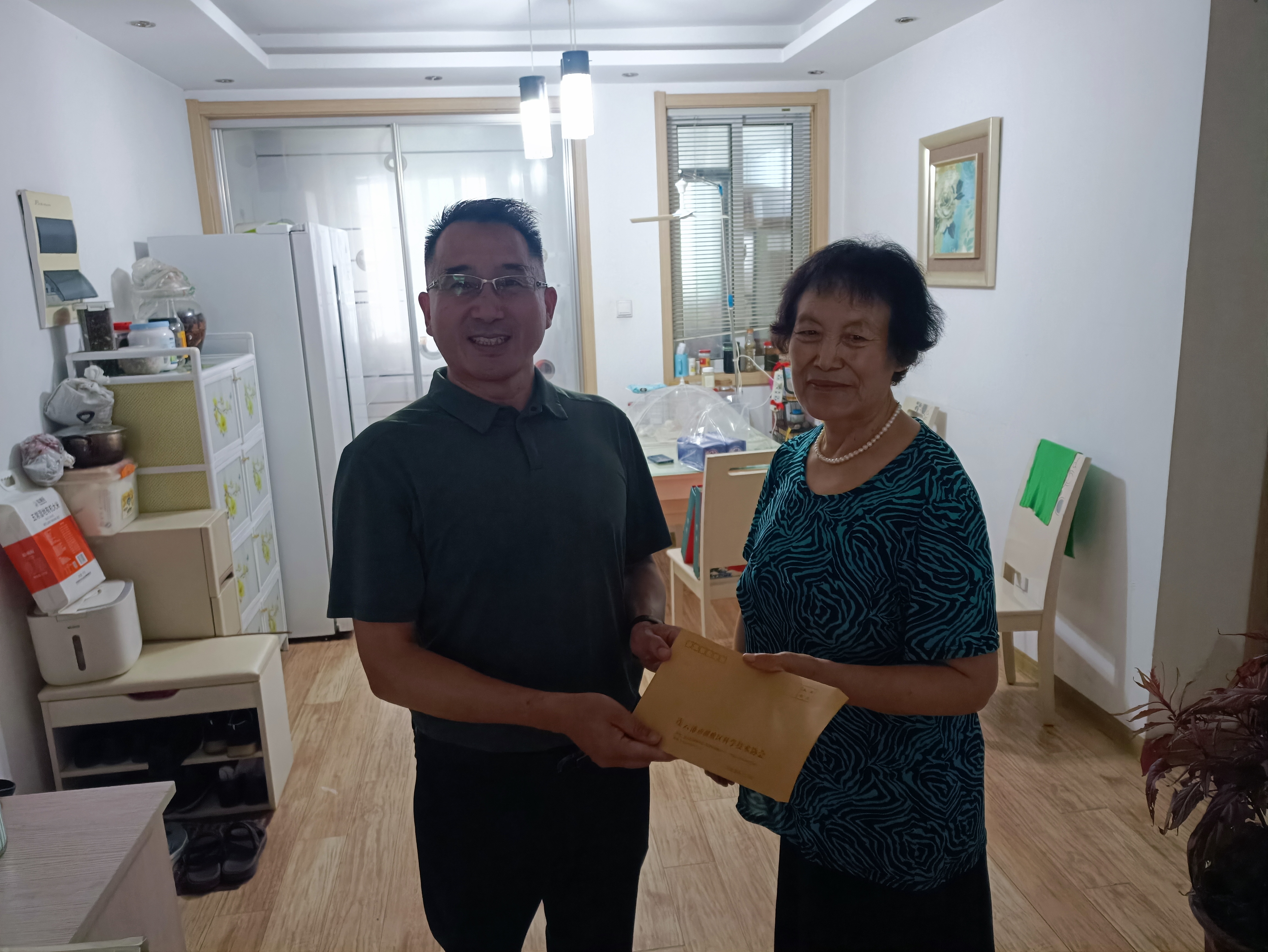 72 赣榆区科协中秋节前走访慰问退休老干部图片2 9.14.jpg