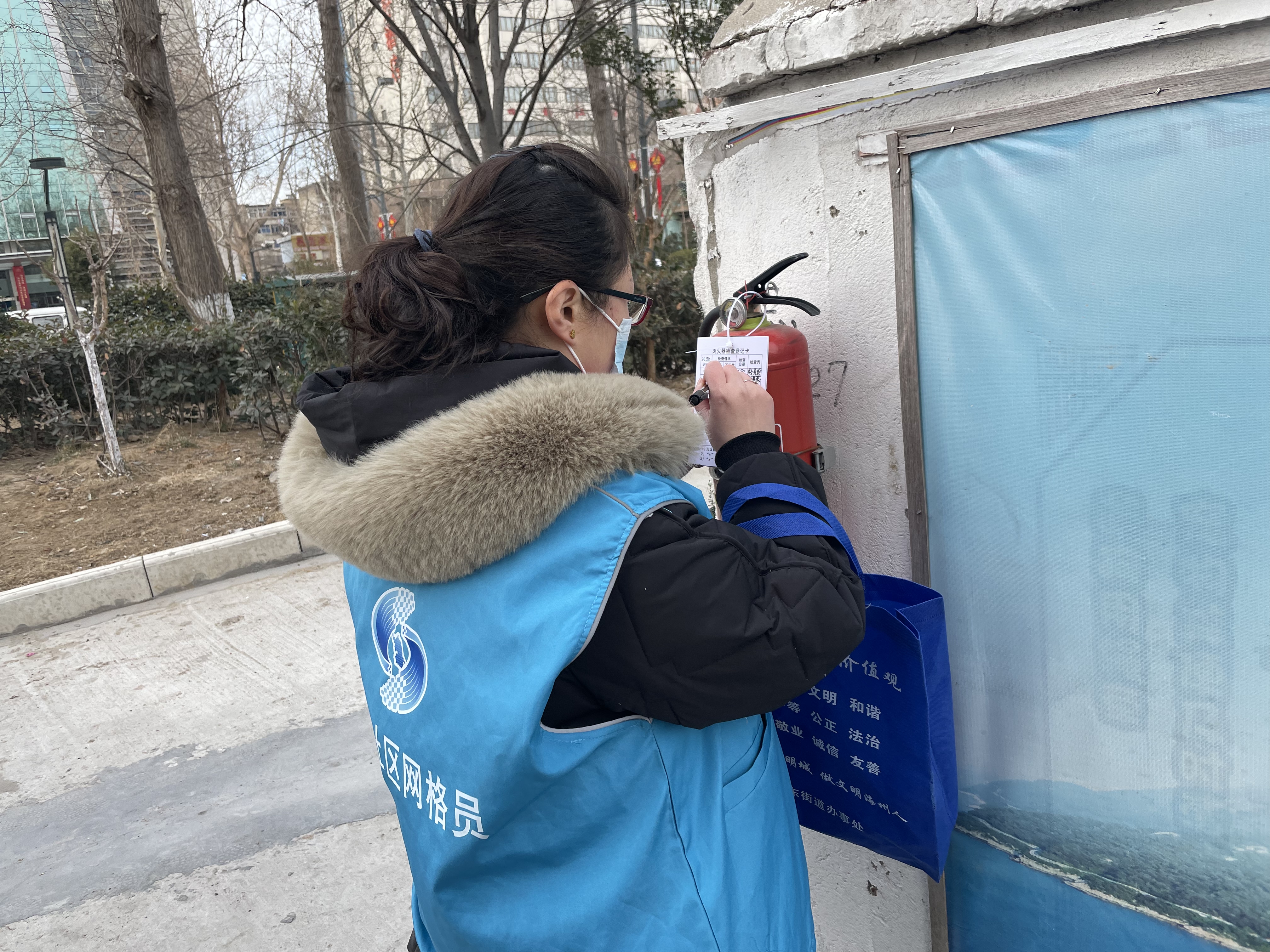 新东街道新城社区科协及时更换灭火器 筑牢小区安全网.jpg