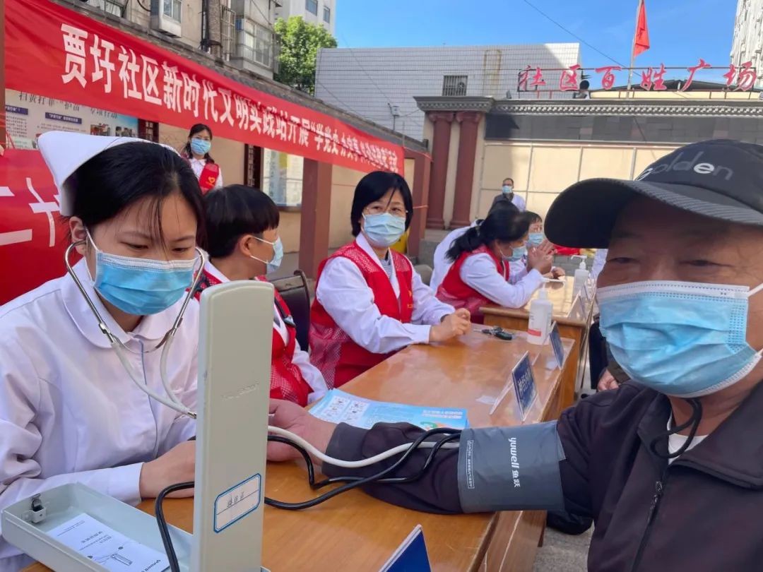 路南街道：贾圩社区开展义诊送健康活动.jpg