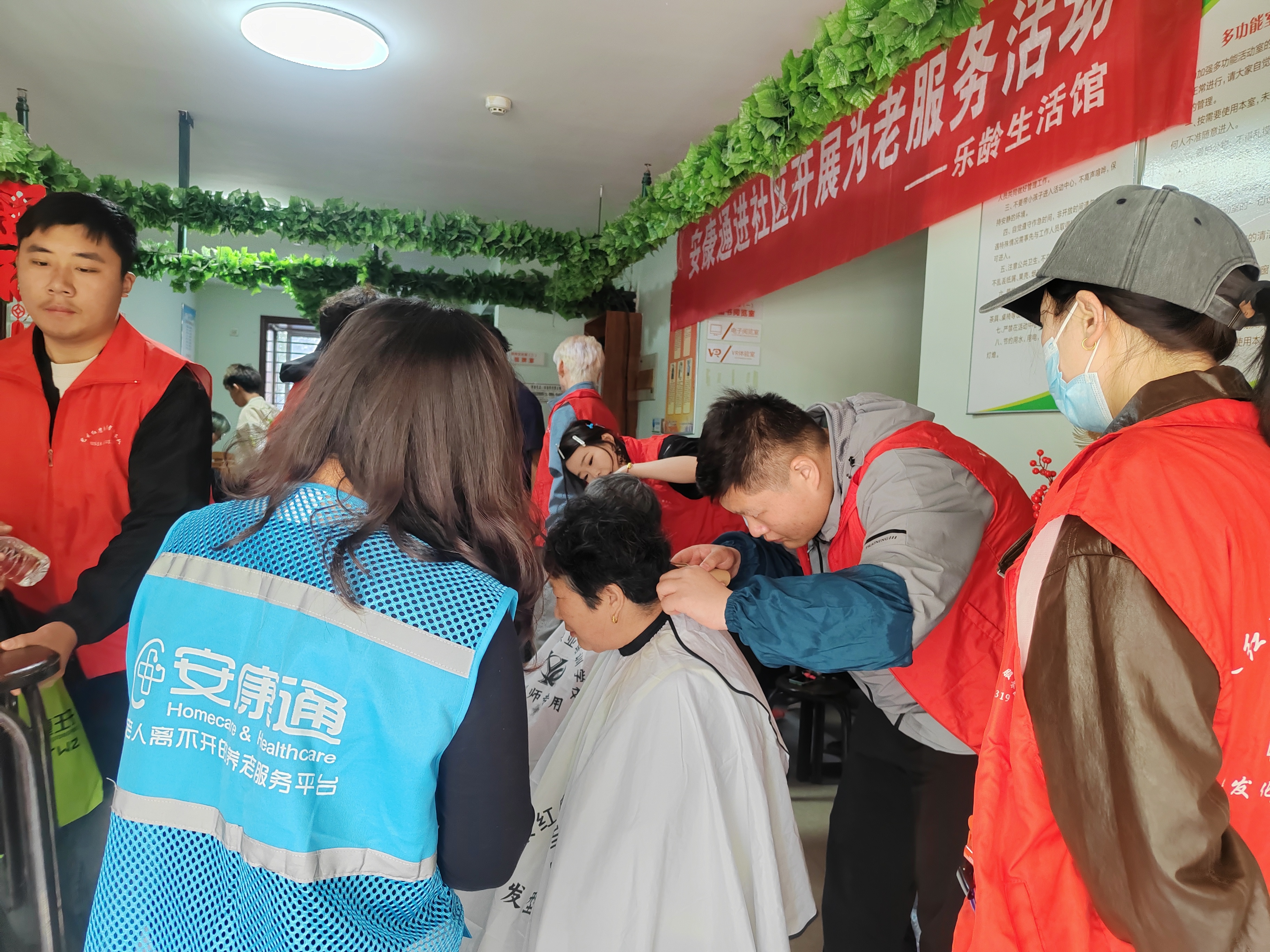 东风社区科协开展义剪活动 (1).jpg