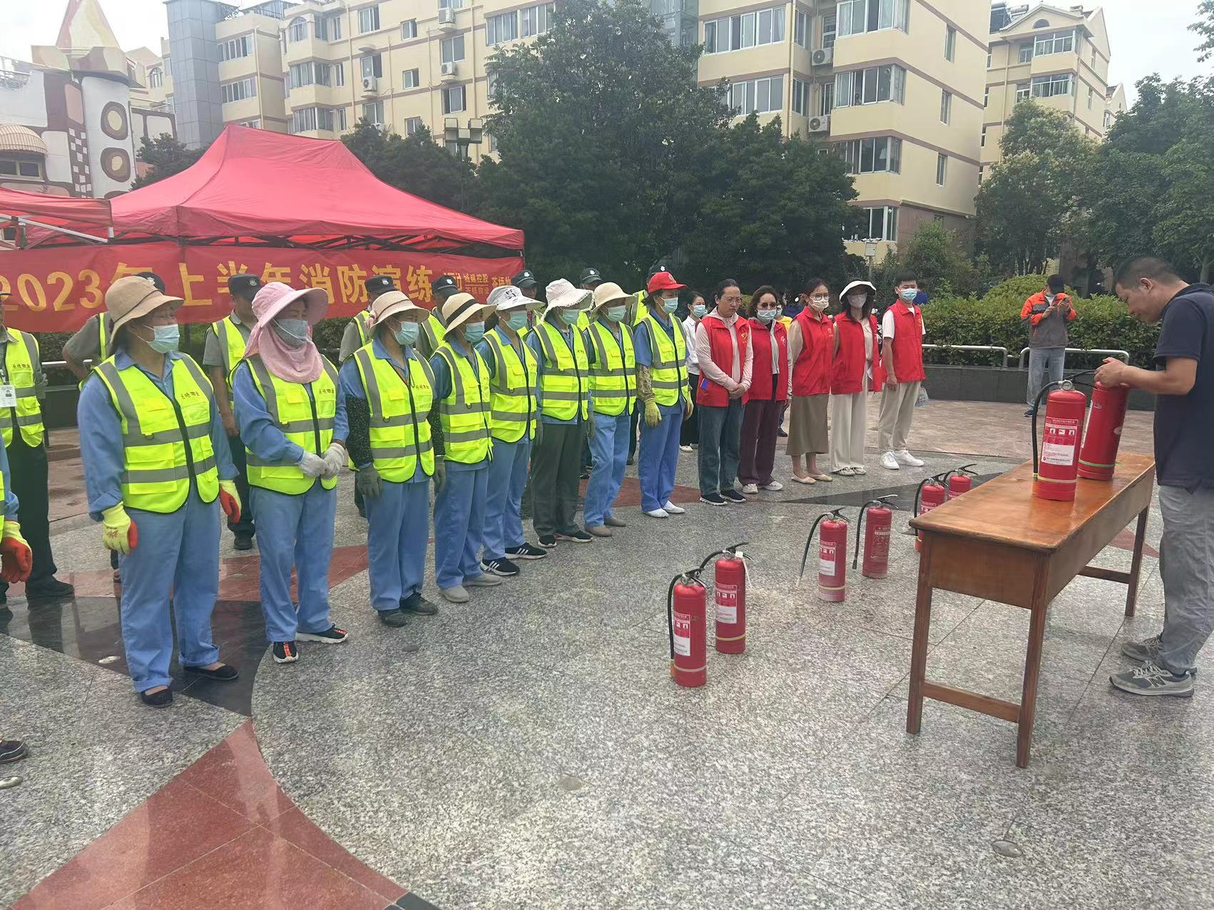 新东街道：苍梧社区科协开展灭火器安全使用科普活动 (1).jpg