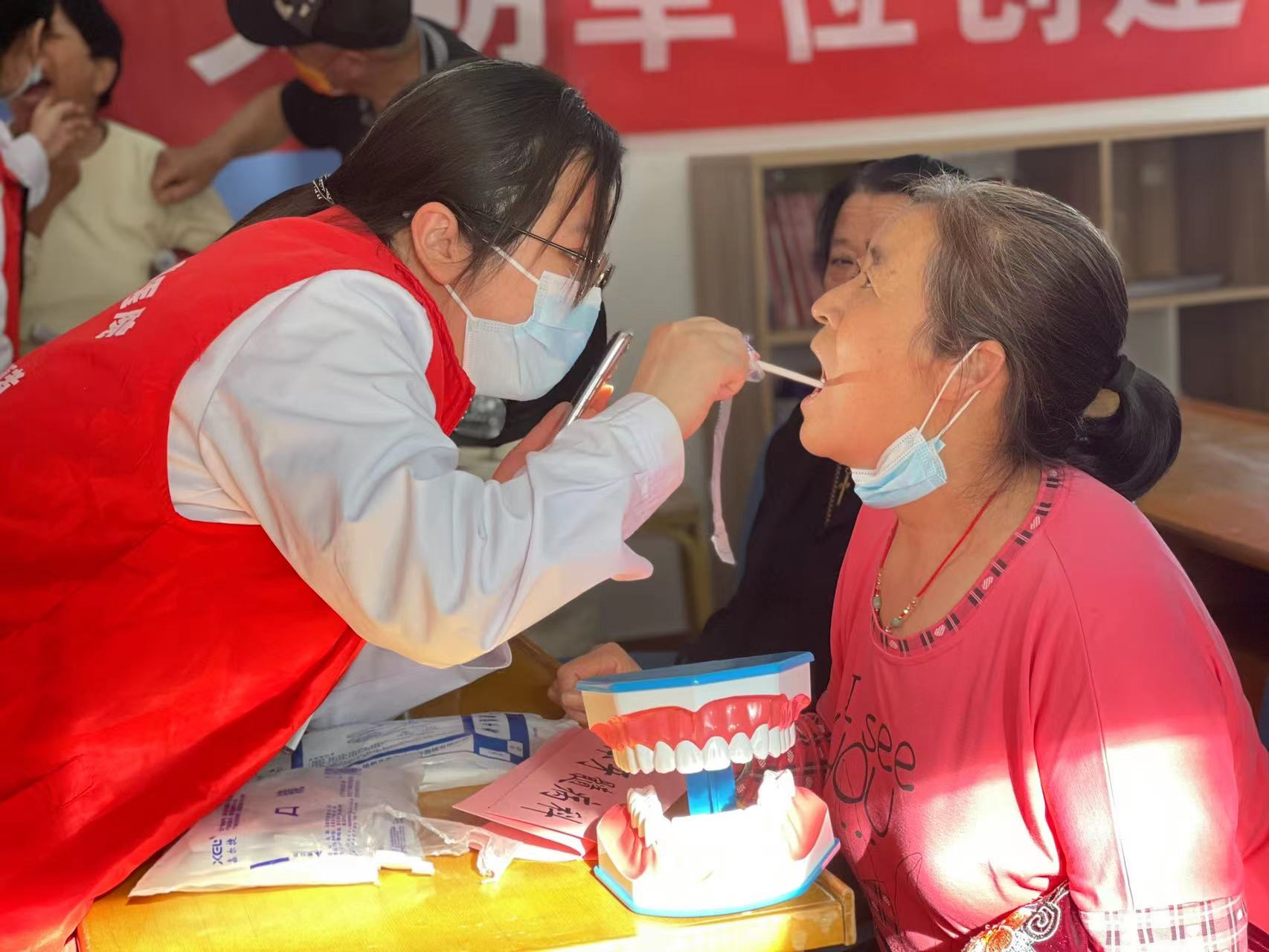 新东街道龙尾社区科协开展“口腔义诊进社区 便民服务暖人心”志愿服务活动2.png