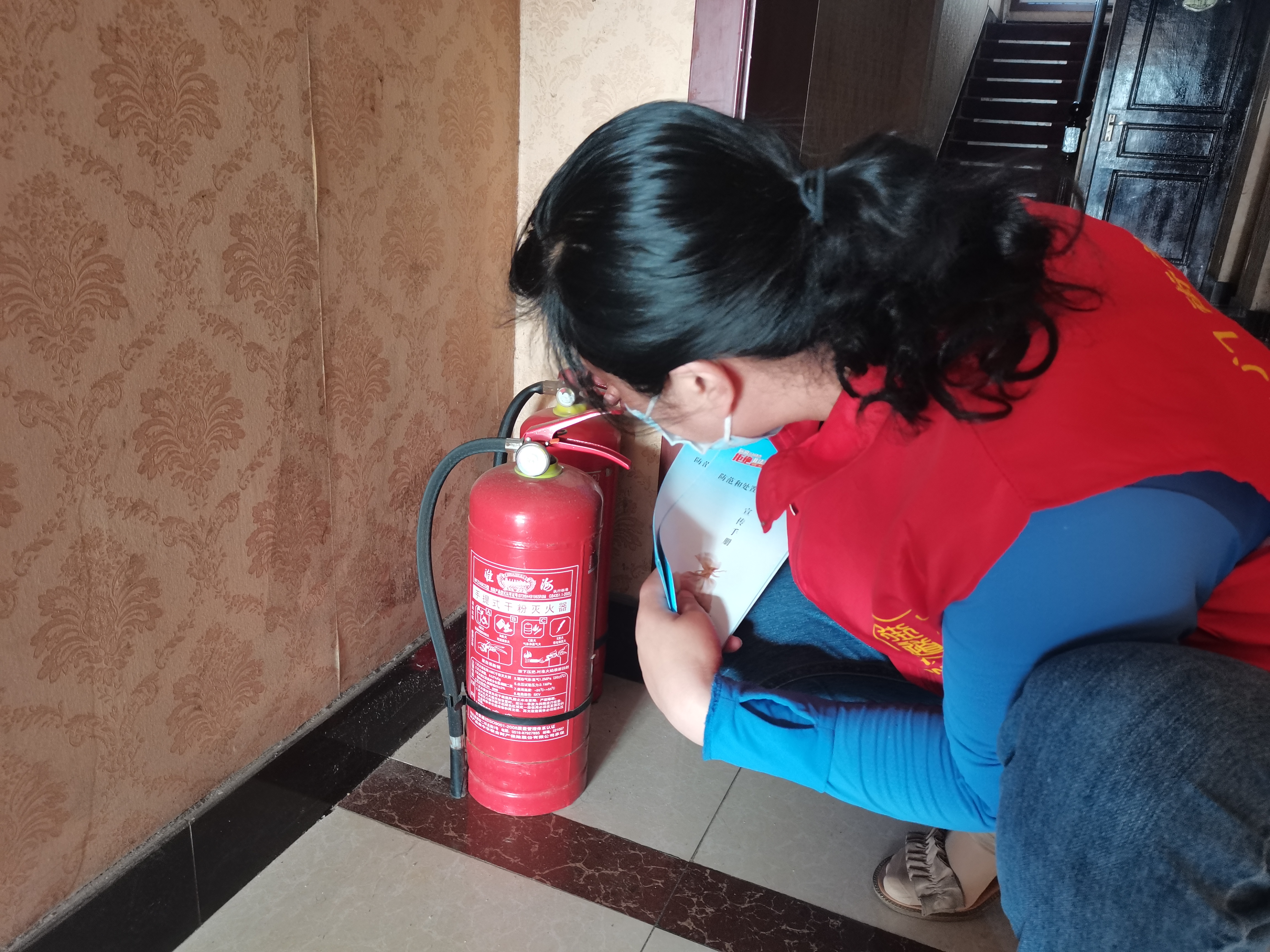 红旗社区检查消防器械.jpg