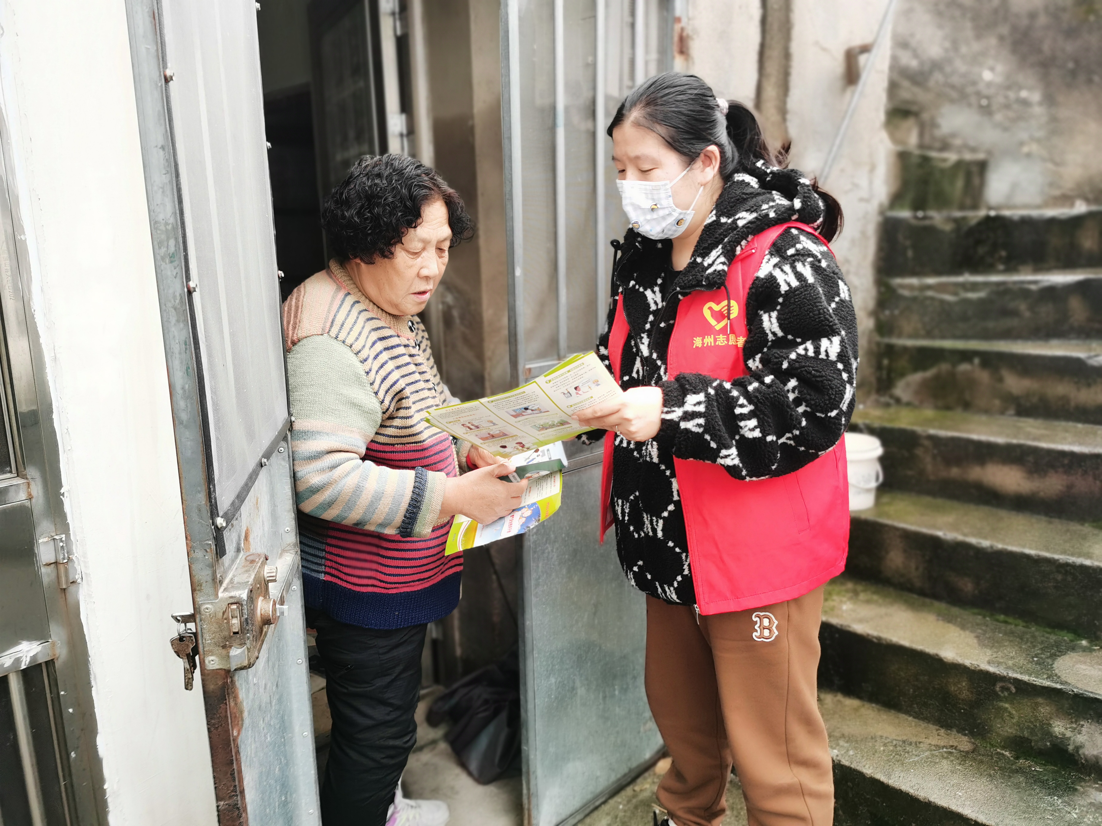 消防宣传进家庭 安全知识“来敲门”. (1).jpg