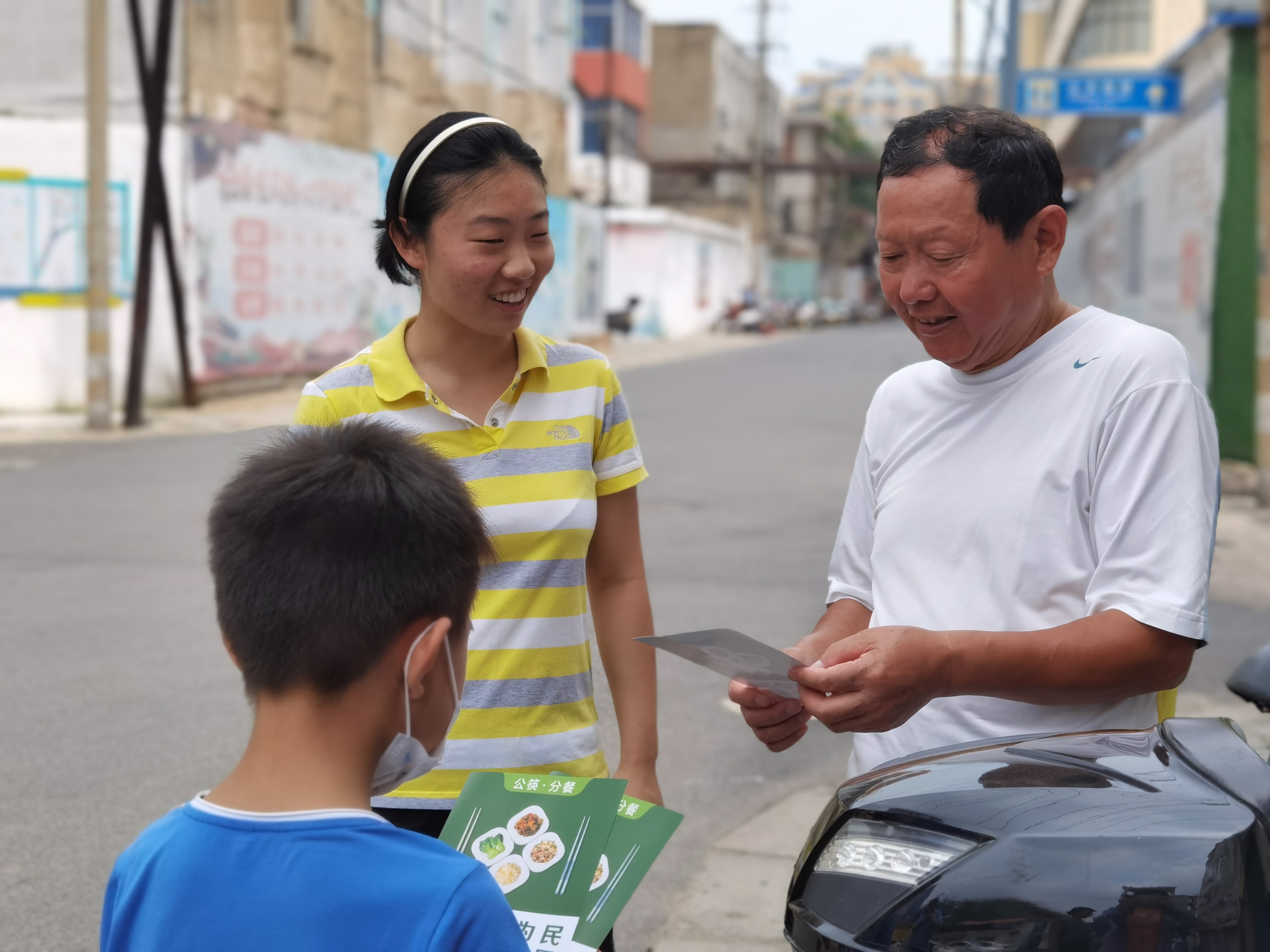 2020.8.5【新浦街道】菜市社区:开展“公勺公筷 文明就餐”宣传活动.jpg