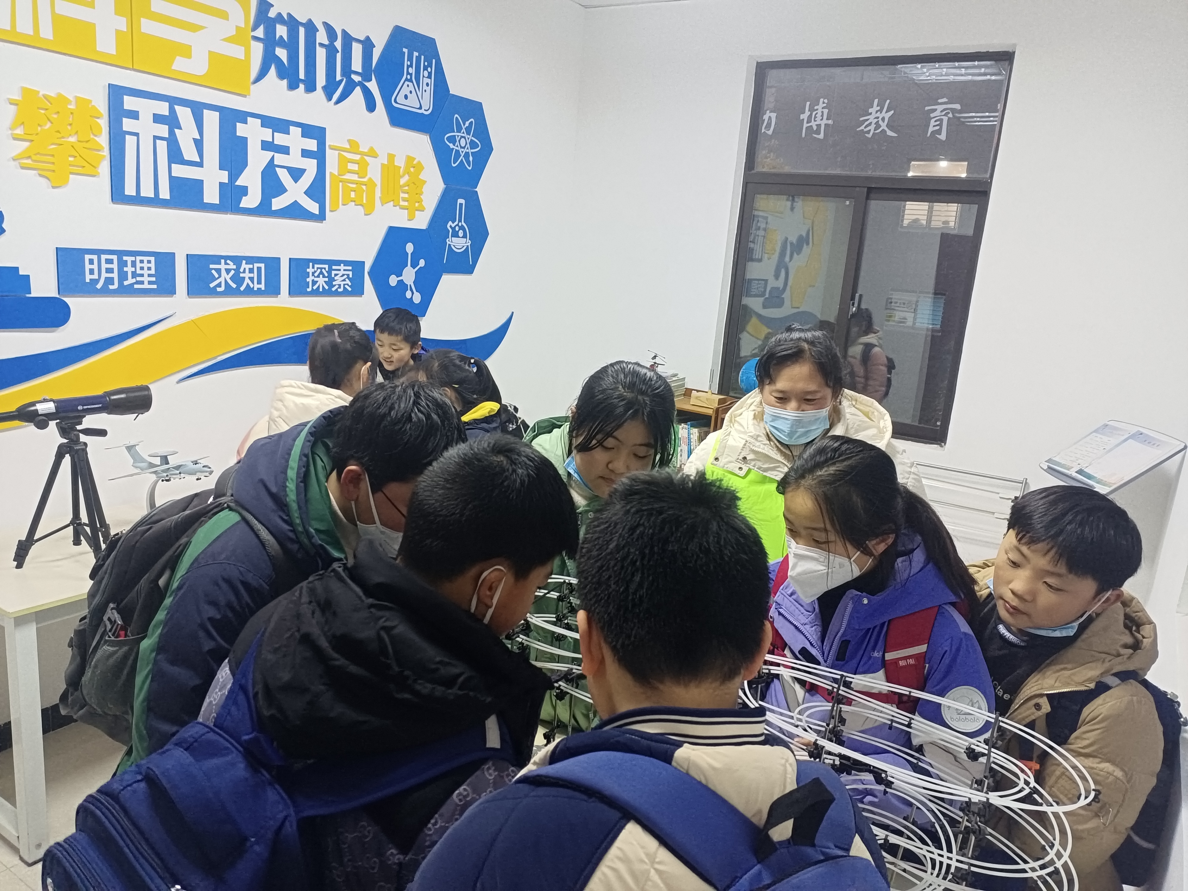 新南街道云海社区开展“走进科技 助力成长”青少年科学实验活动.jpg