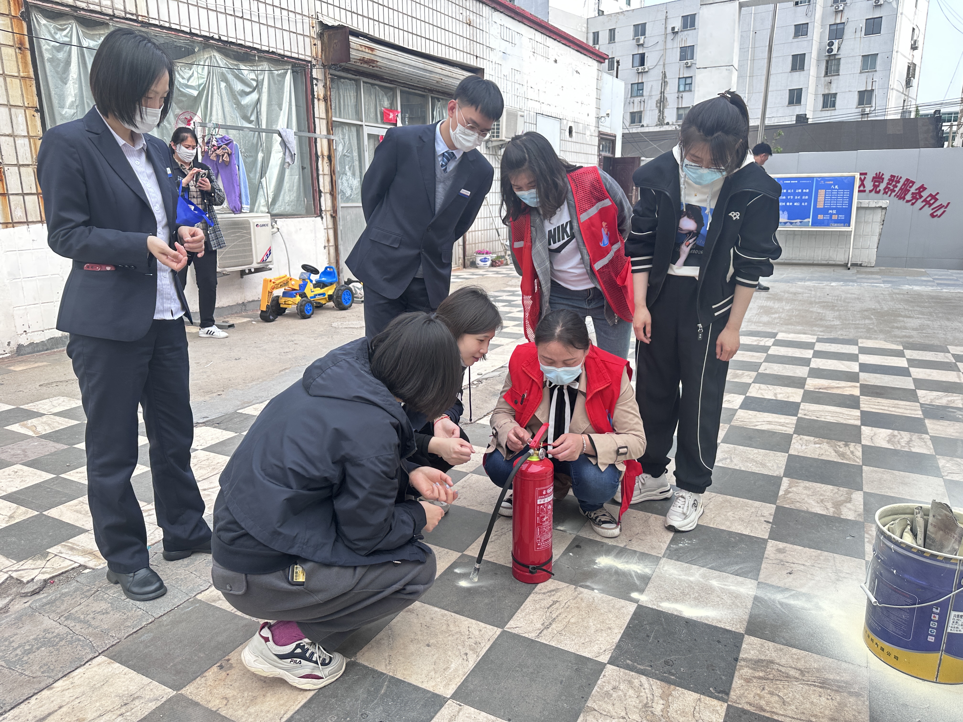 扁担河社区联合江苏银行开展“五一节前消防演练”活动图1.jpg
