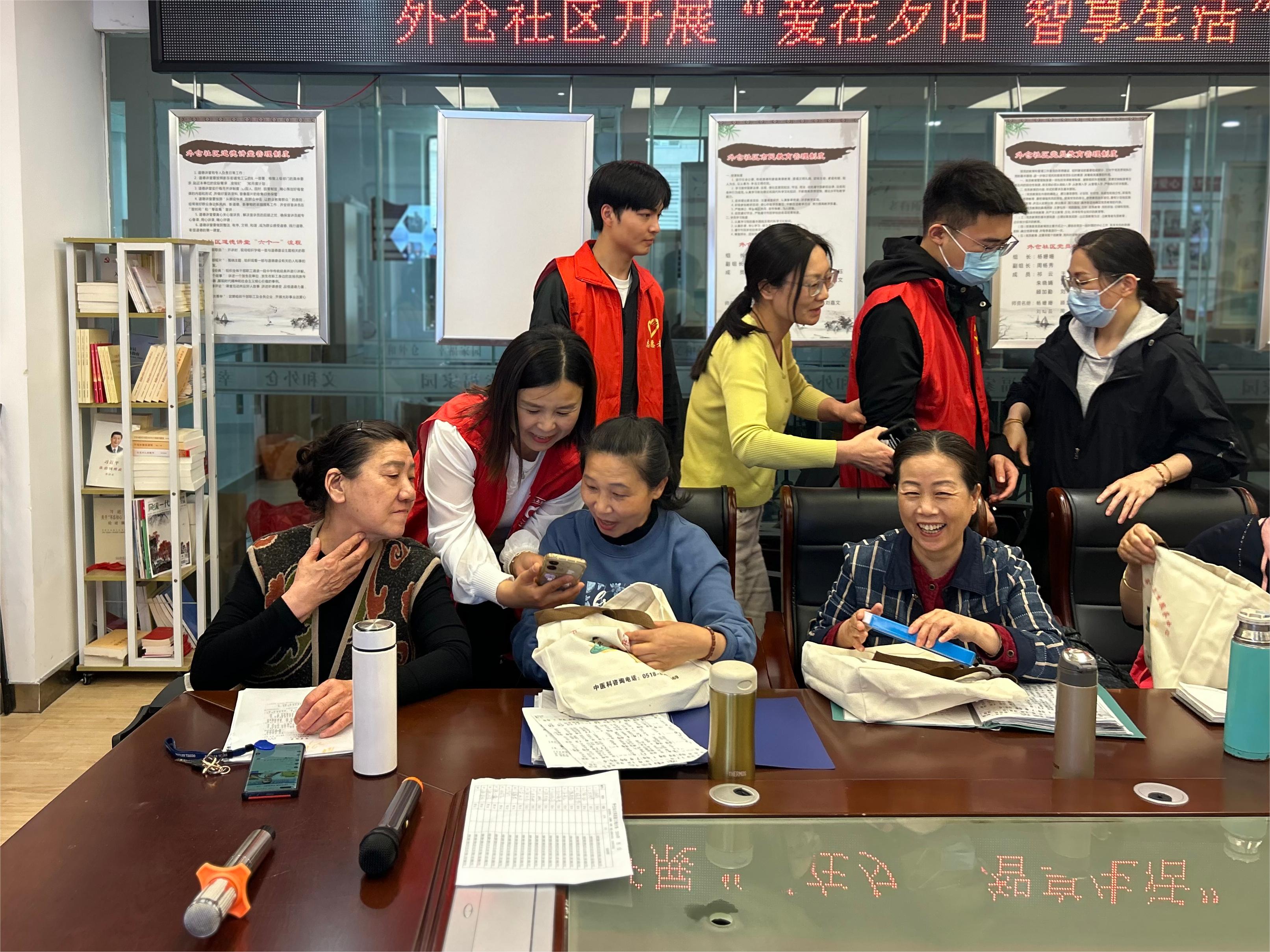 外仓社区科协开展老年人智能手机教学科普活动 (1).JPG