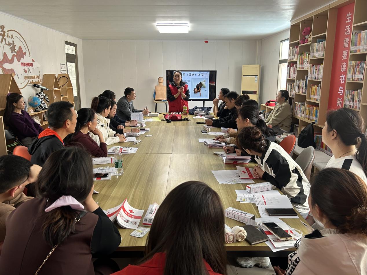 路南公园社区科协开展“守护生命，救在身边”急救技能科普宣传活动11.jpg