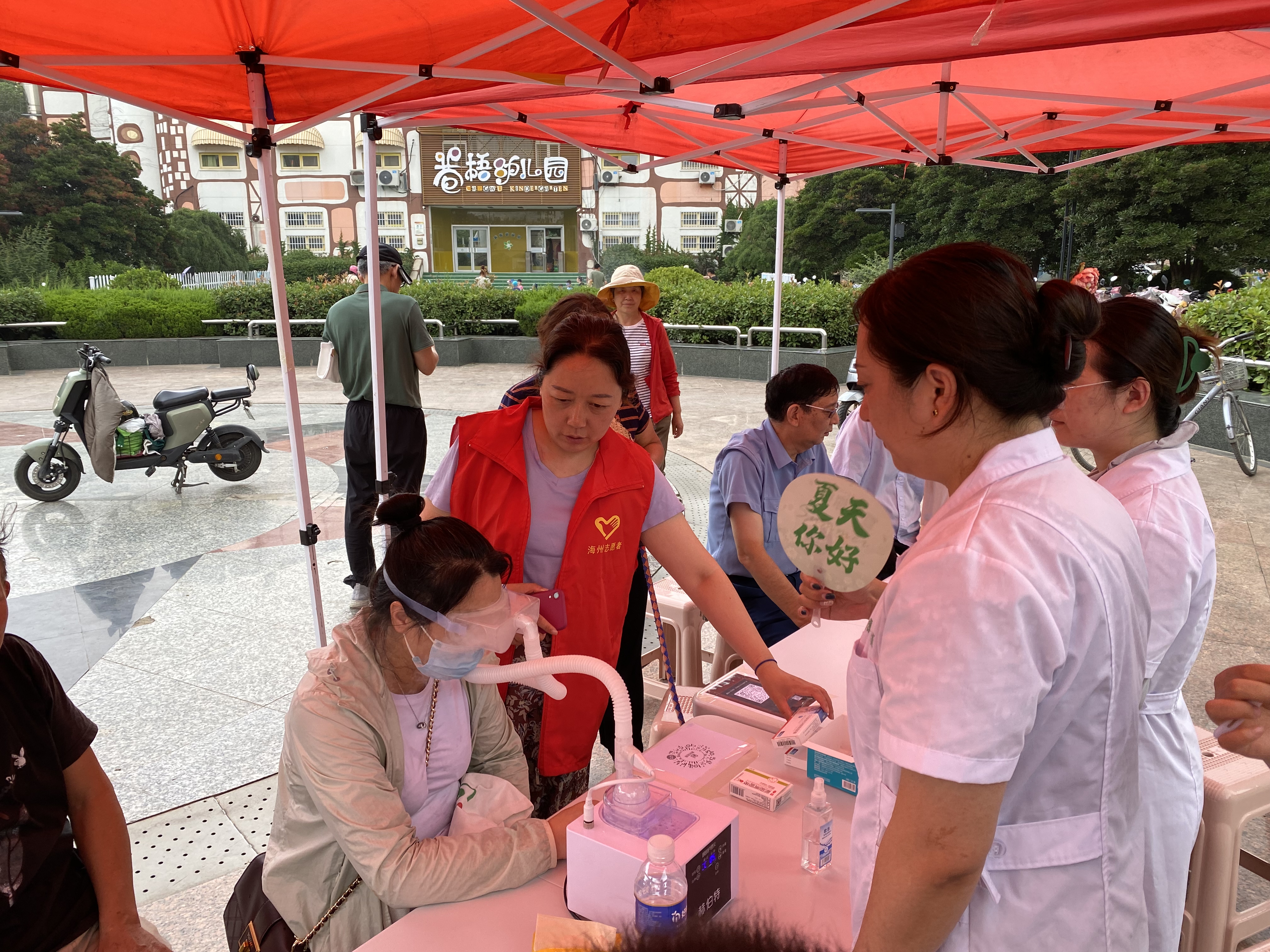 新东街道：苍梧社区科协联合康济大药房开展义诊活动 (2).jpg