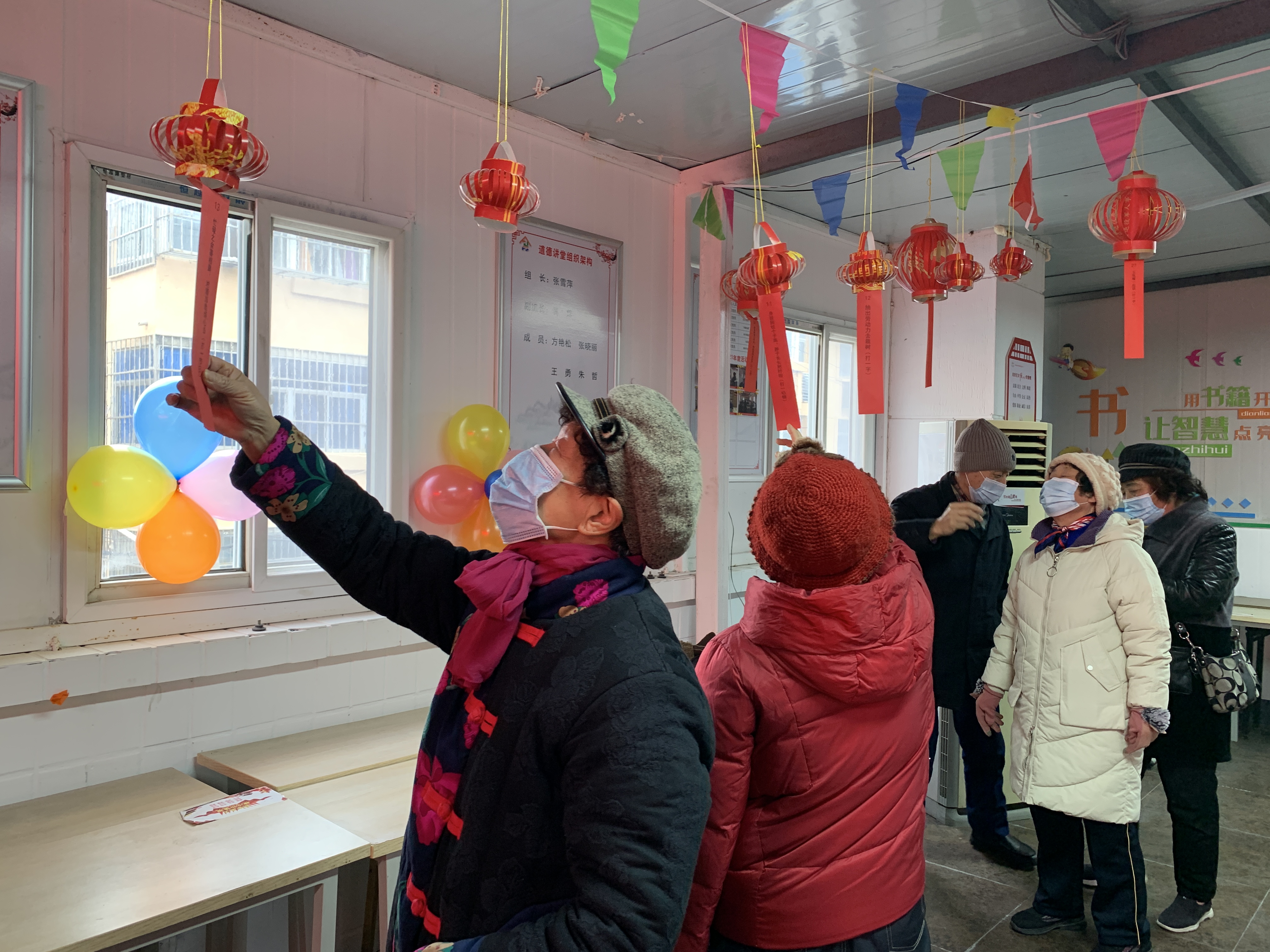扁担河社区开展猜灯谜闹元宵活动 (2).jpg