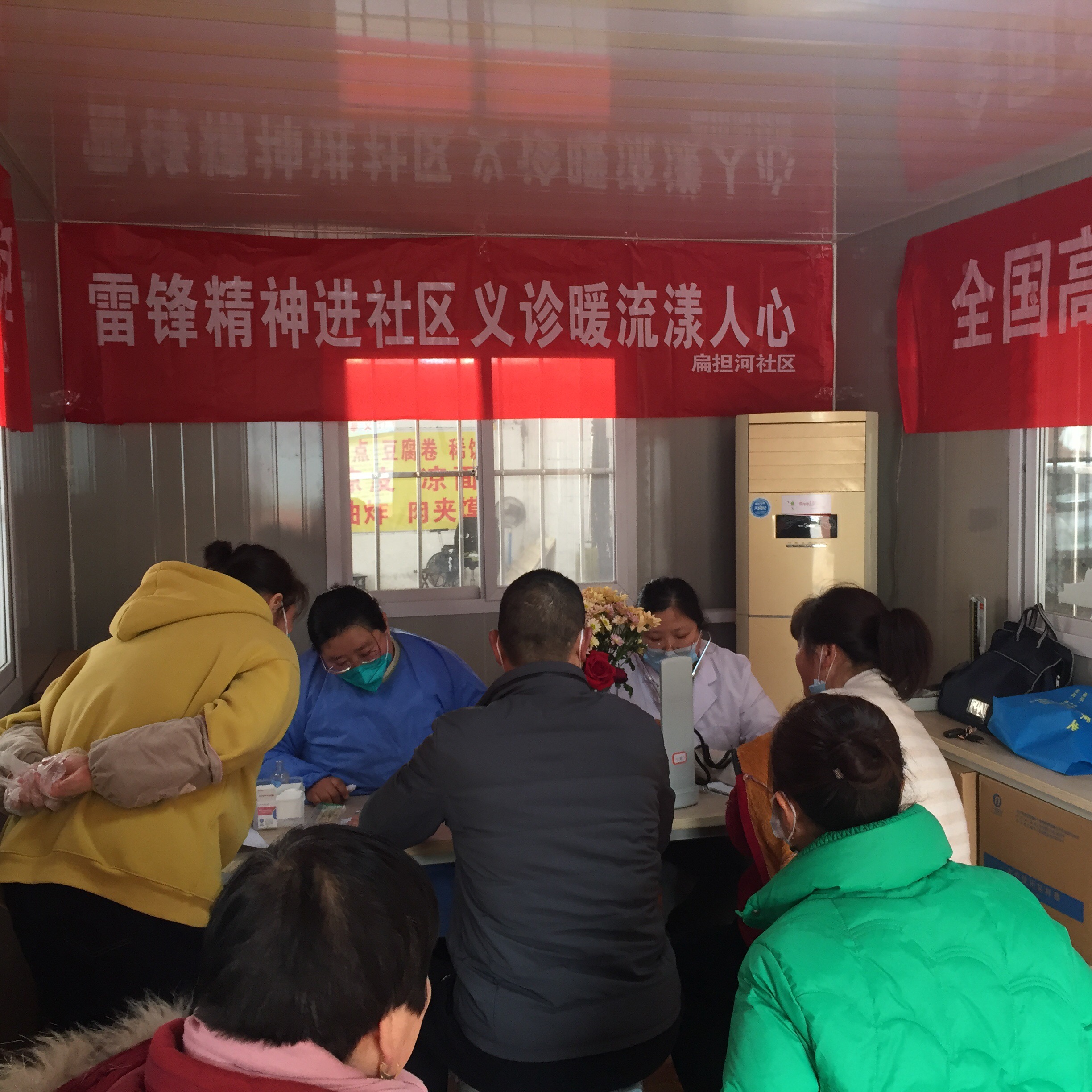 扁担河社区开展“雷锋精神进社区 义诊暖流漾人心”主题活动图片2.jpg