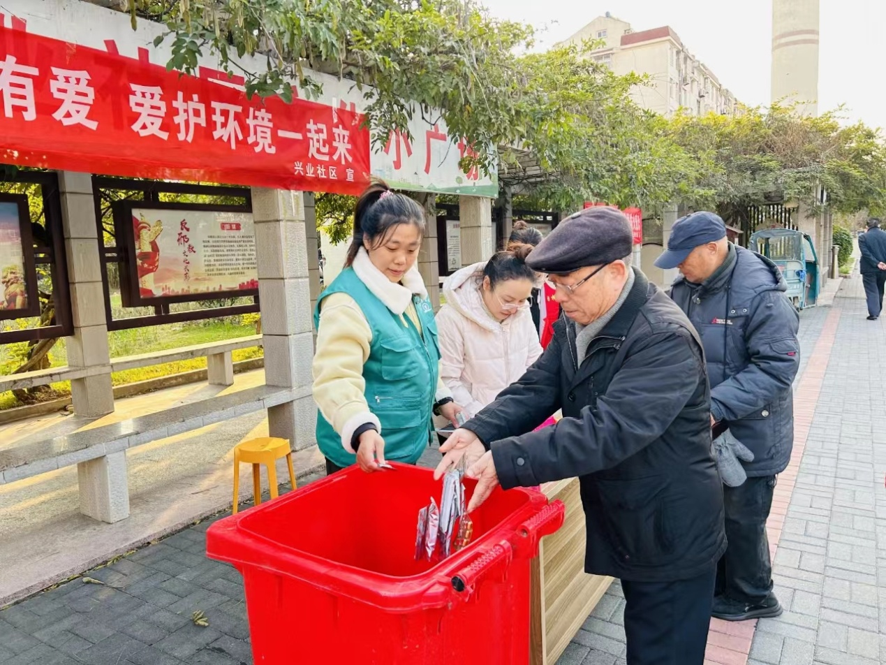 新南街道兴业社区科协开展“有害换有爱  爱护环境一起来”垃圾分类主题科普宣传活动2.png