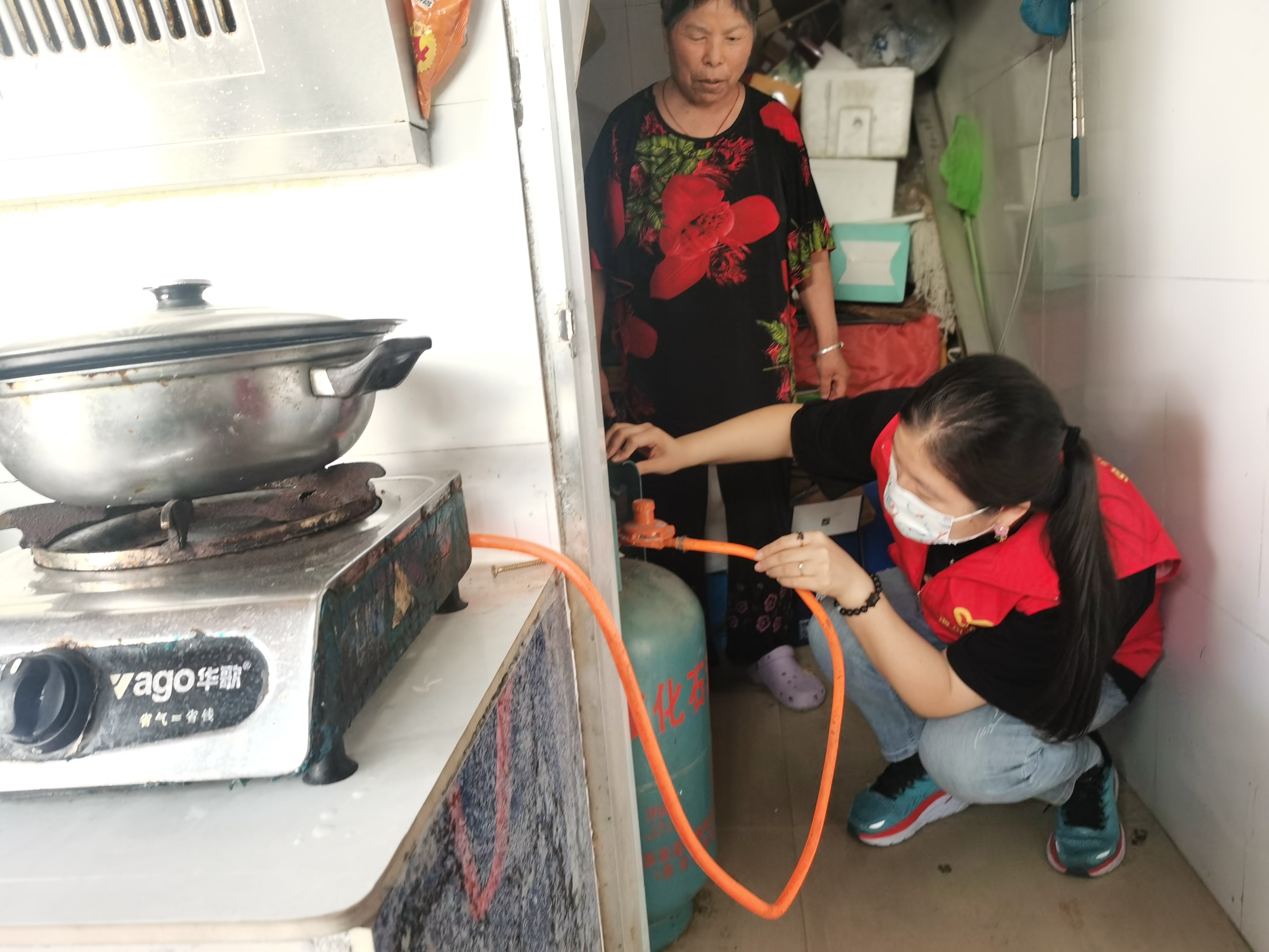 新东街道龙尾社区开展瓶装液化石油气专项检查工作 (1).jpg