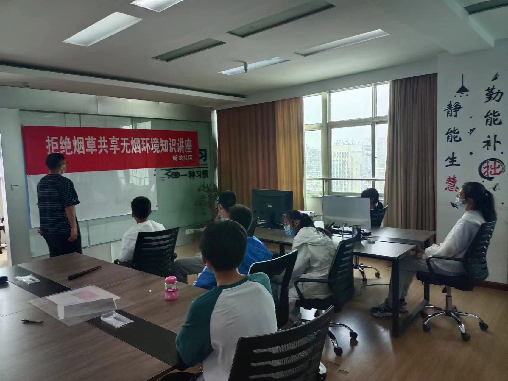 新南街道新龙社区开展了拒绝烟草共享无烟环境知识讲座 (1).jpg