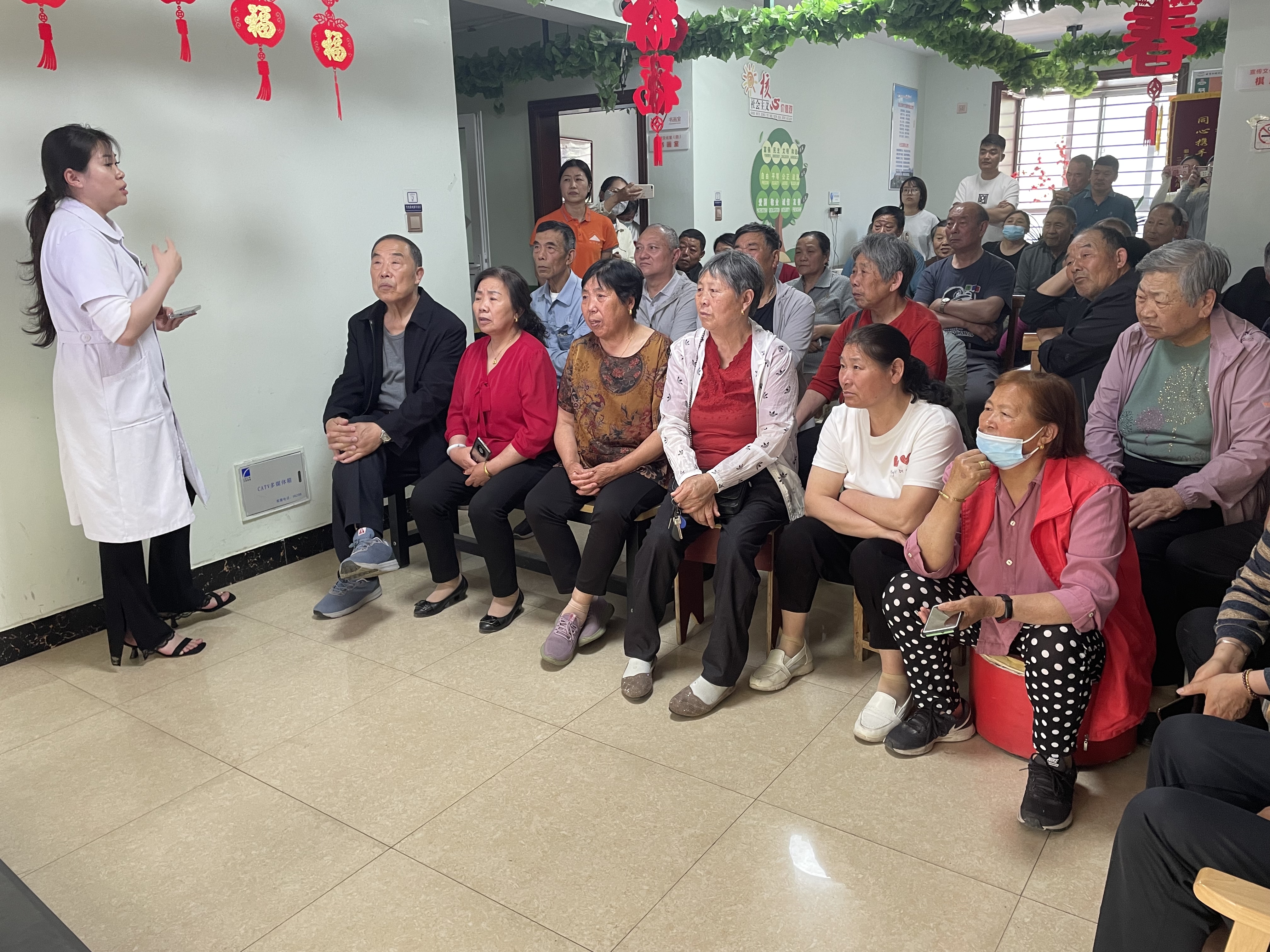 东风社区开展健康知识讲座.jpg