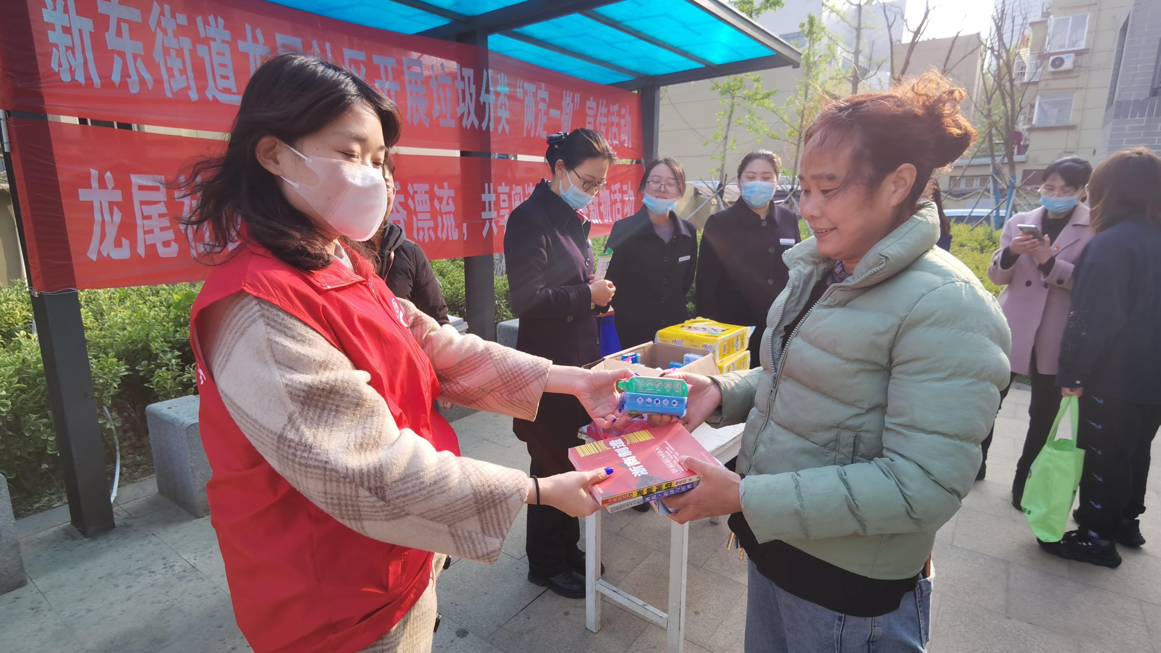 新东街道党建引领垃圾分类宣传 (2).jpg