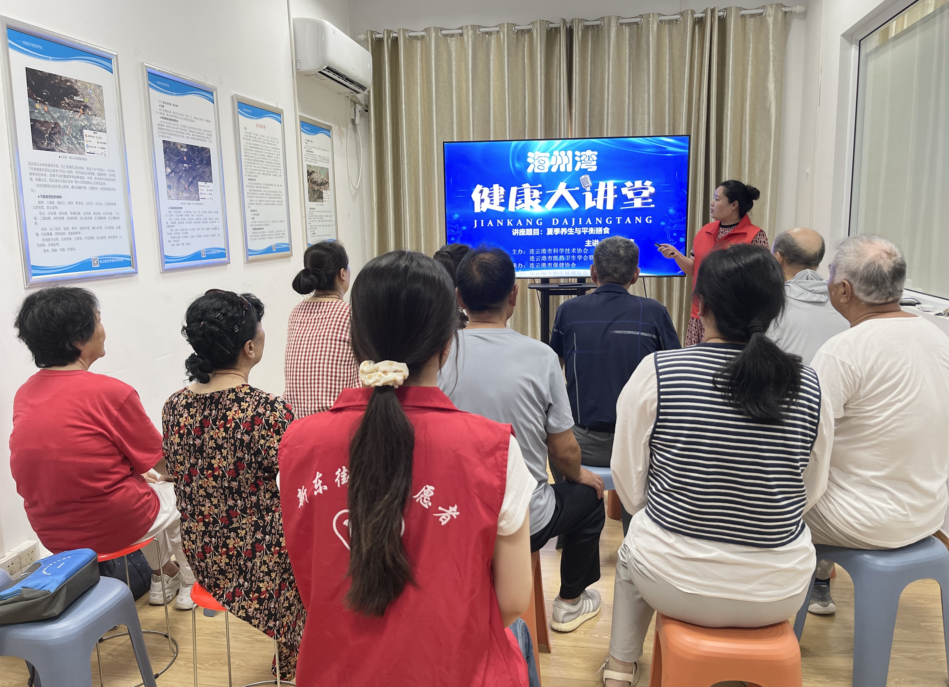 2024“智享银龄”助老科技志愿服务行活动走进龙尾社区 (1).jpg