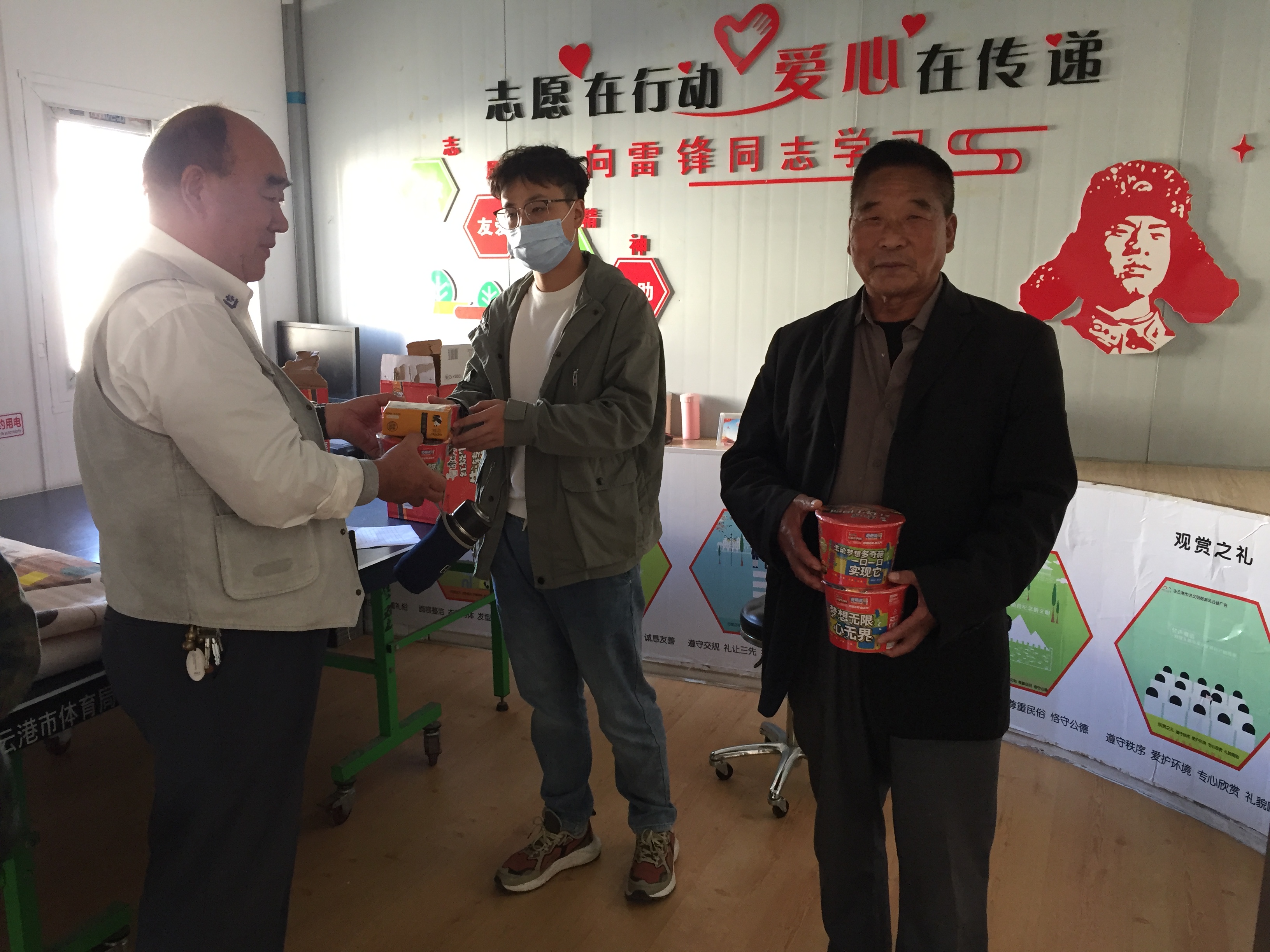 扁担河社区开展“爱在深秋 情暖重阳”主题活动.JPG