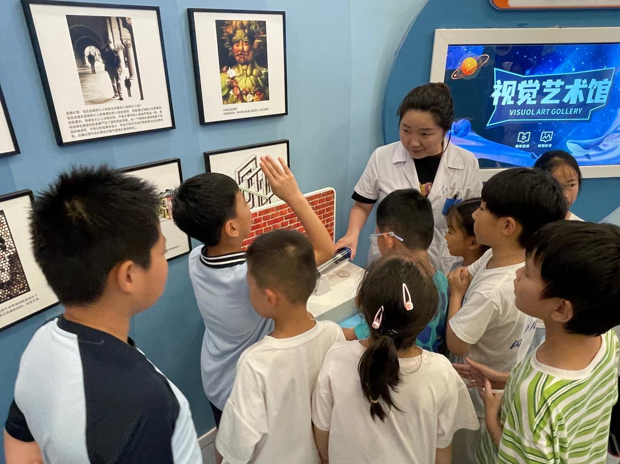 守护明亮“视”界 护航健康暑假---龙尾社区科协开展眼健康科普研学暨视力义诊活动1.jpg