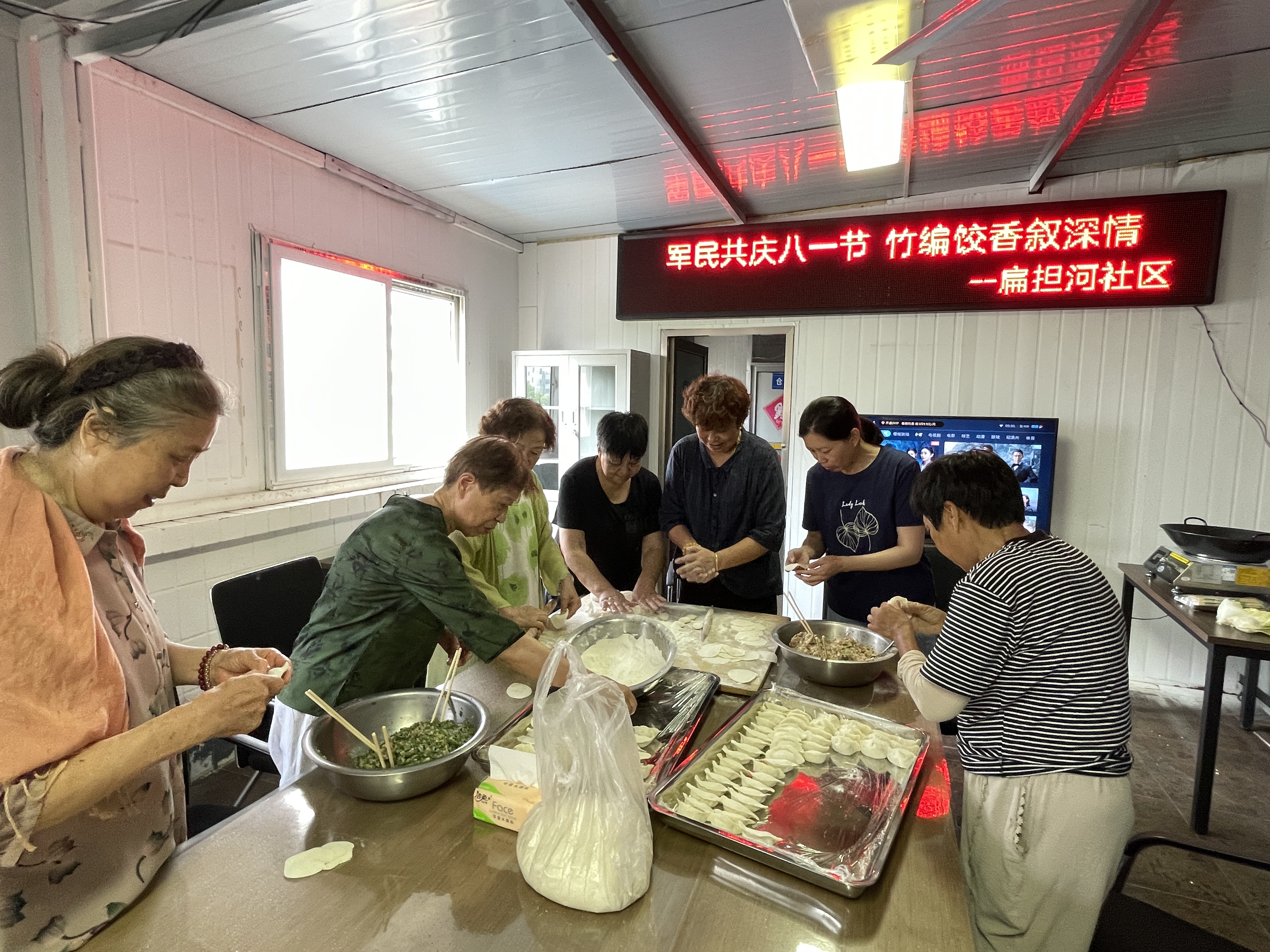 扁担河社区开展军民共庆八一节 竹编饺香叙深情.JPG