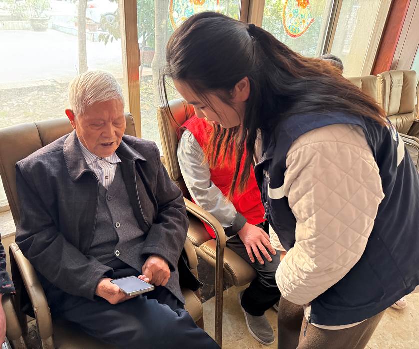 新东街道:“护老e行动”助力银龄族跨越数字鸿沟.jpg