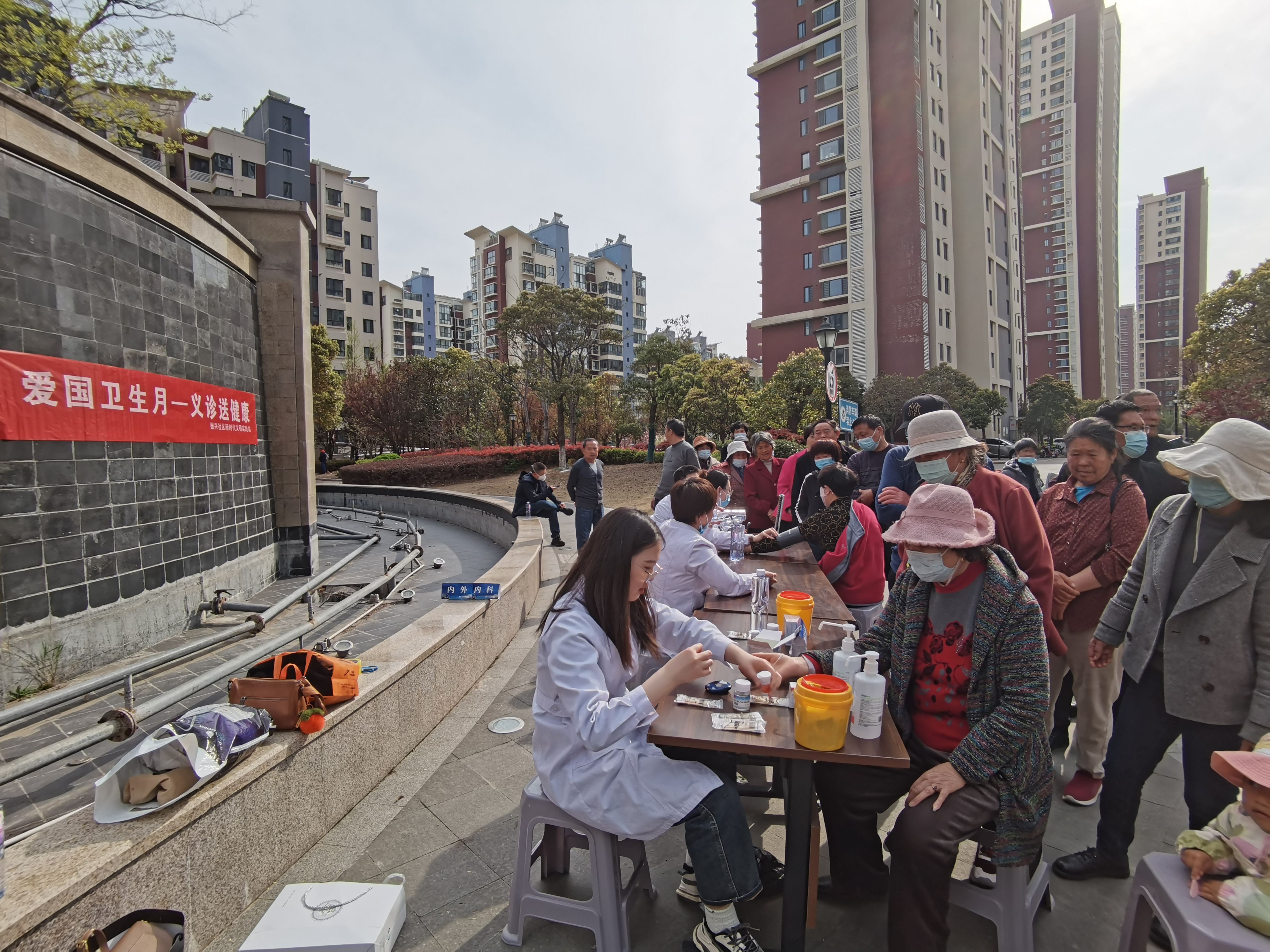 振兴社区科协开展爱国卫生月 义诊送健康活动.jpg