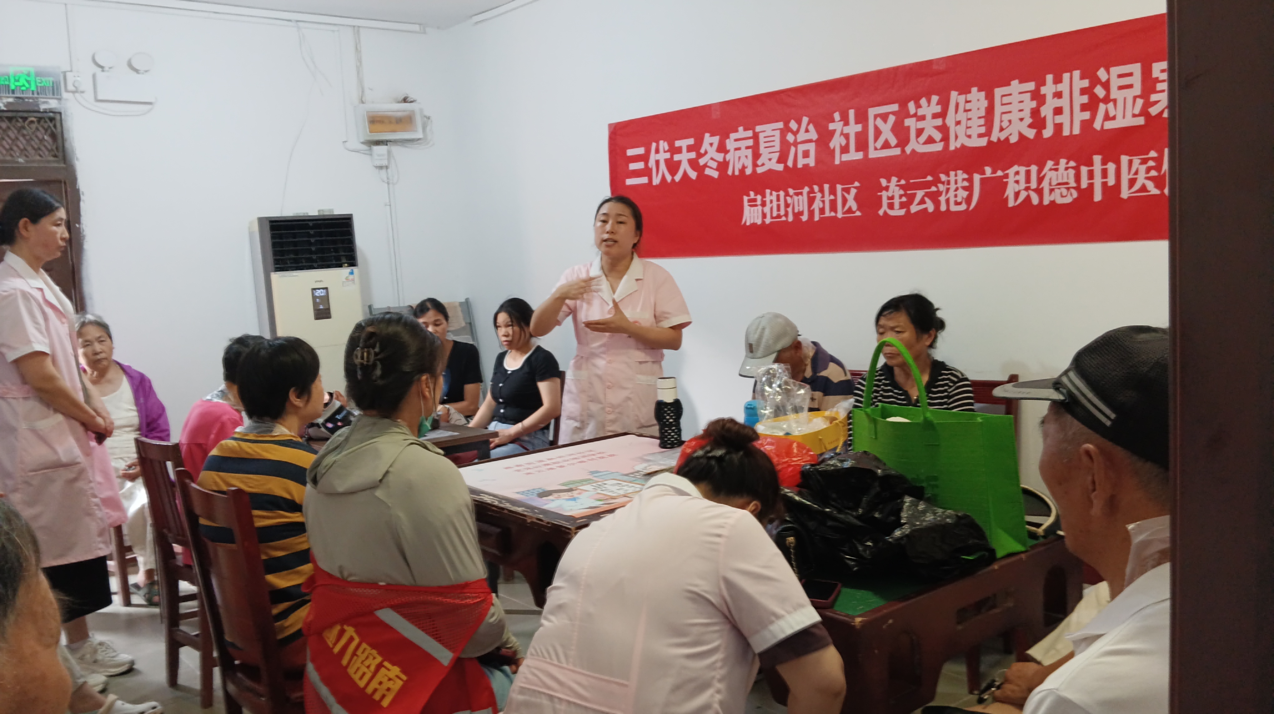 扁担河社区开展三伏天冬病夏治健康公益行动 助力居民科学排寒湿2.jpg