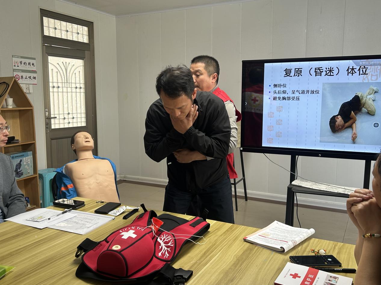 路南公园社区科协开展“守护生命，救在身边”急救技能科普宣传活动1.jpg