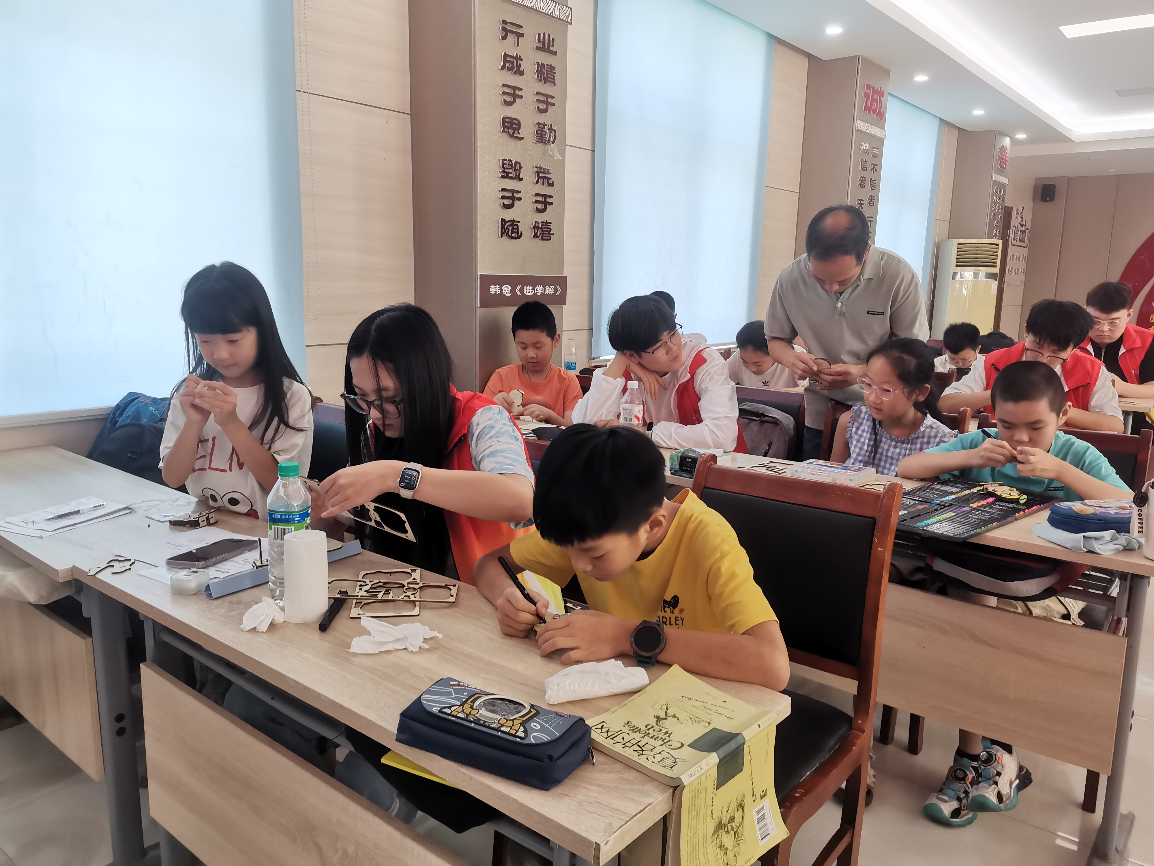 4 2025年7月29日，罗阳小学陆振岭老师指导青口镇后陈社区孩子们制作自走玩具小黄人.jpg