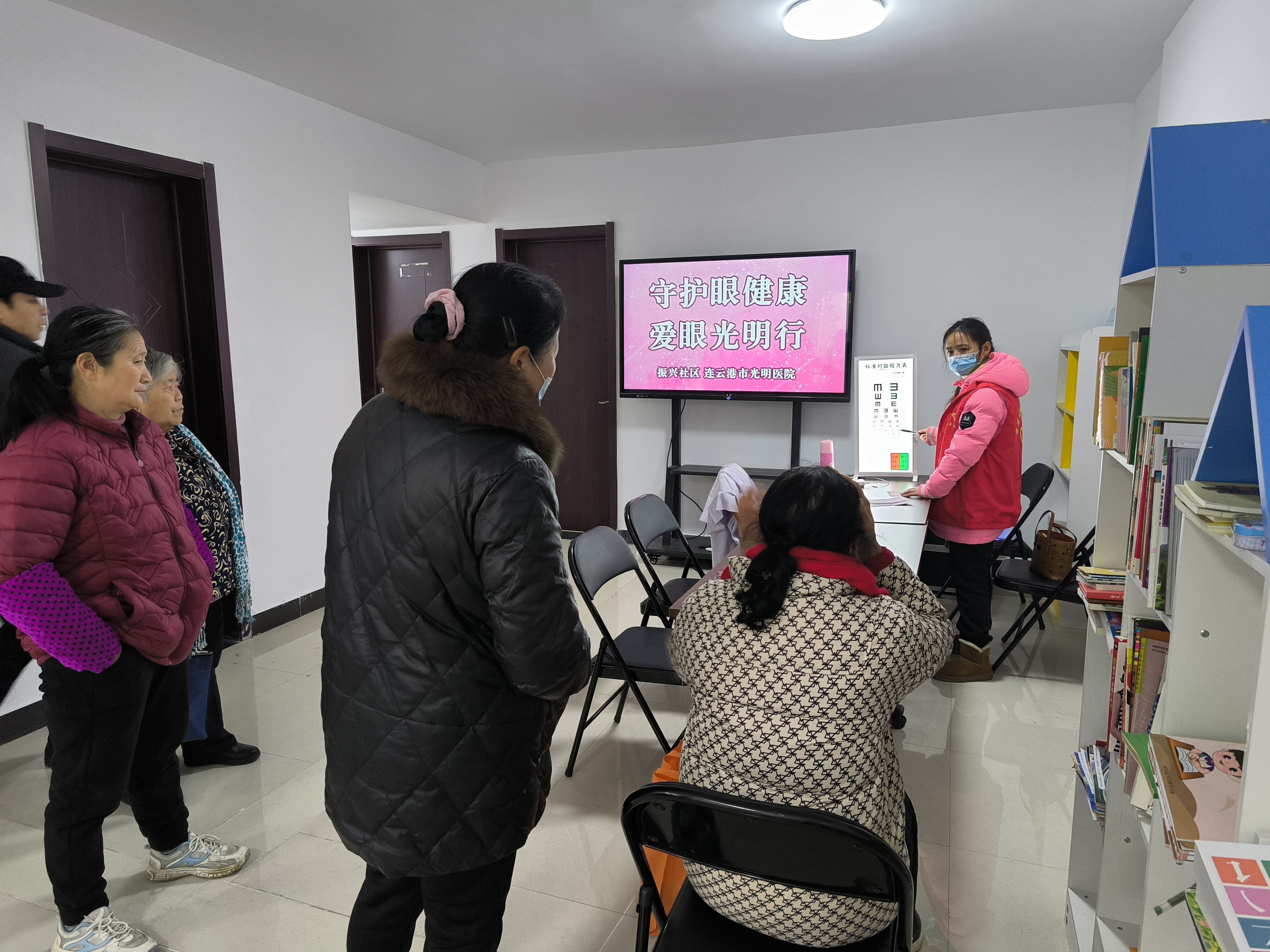 振兴社区科协开展“守护眼健康 爱眼光明行”眼科义诊活动.jpg