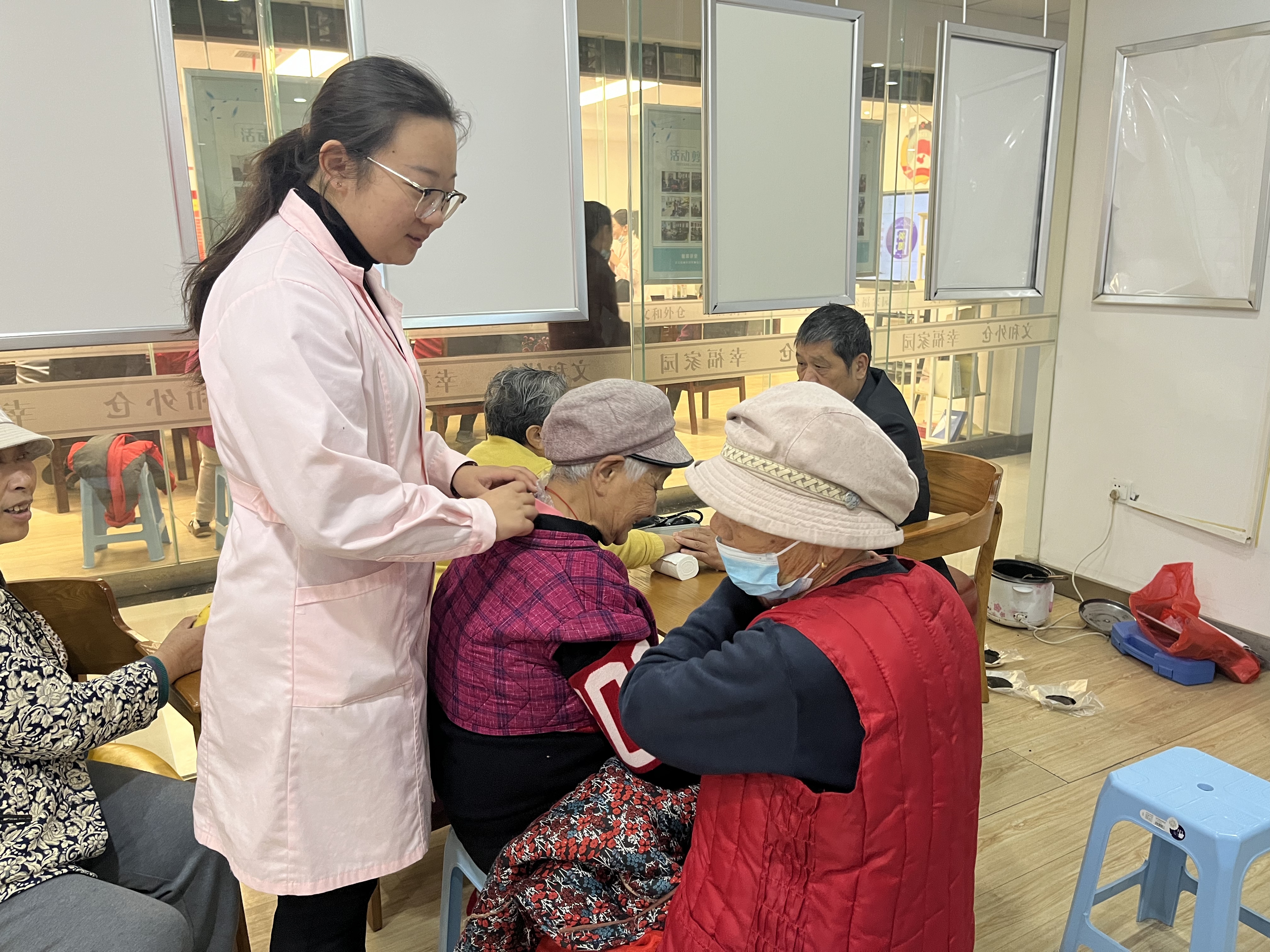 外仓社区科协联合中医馆开展冬季中医健康养生讲座.jpg